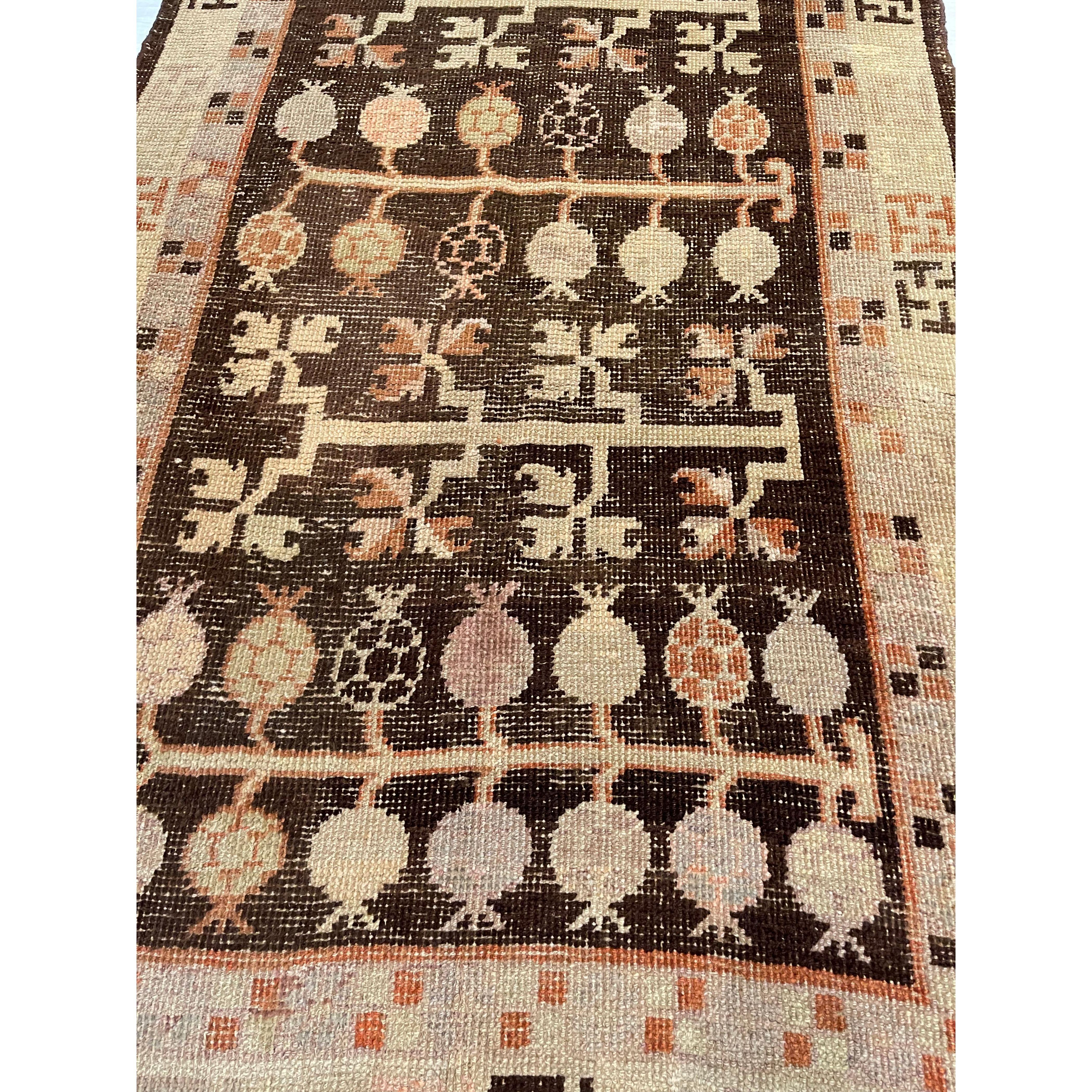 Antique 1900 Samarkand Rug In Good Condition For Sale In Los Angeles, US