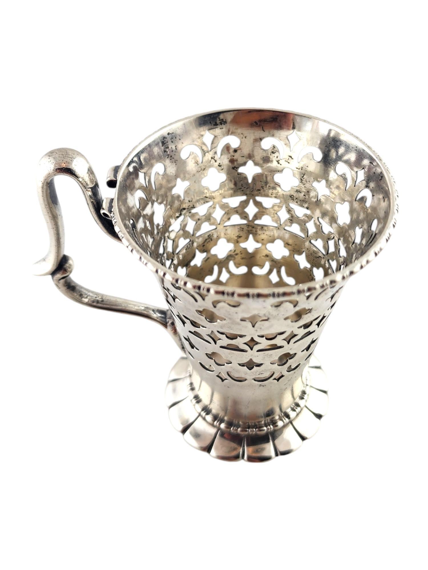 Antico 1900 Sheffield Inghilterra Portabicchieri in Argento Sterling

Questo splendido portabicchieri è stato meticolosamente realizzato in argento sterling con bellissimi dettagli!

Misure approssimative.
Altezza: 3 1/8