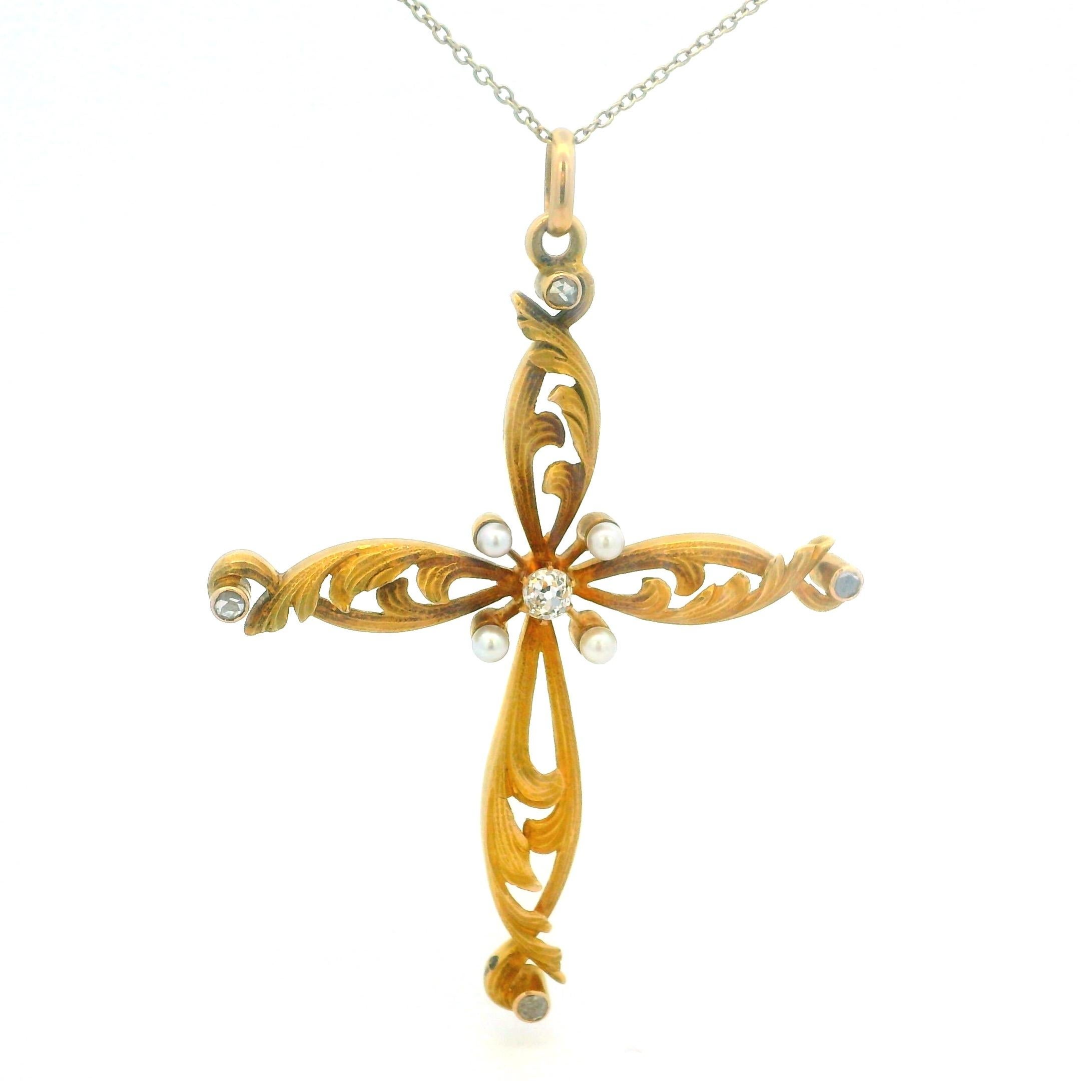 Antico ciondolo a forma di croce in oro 18 carati del 1900 con diamanti e perle in vendita 4