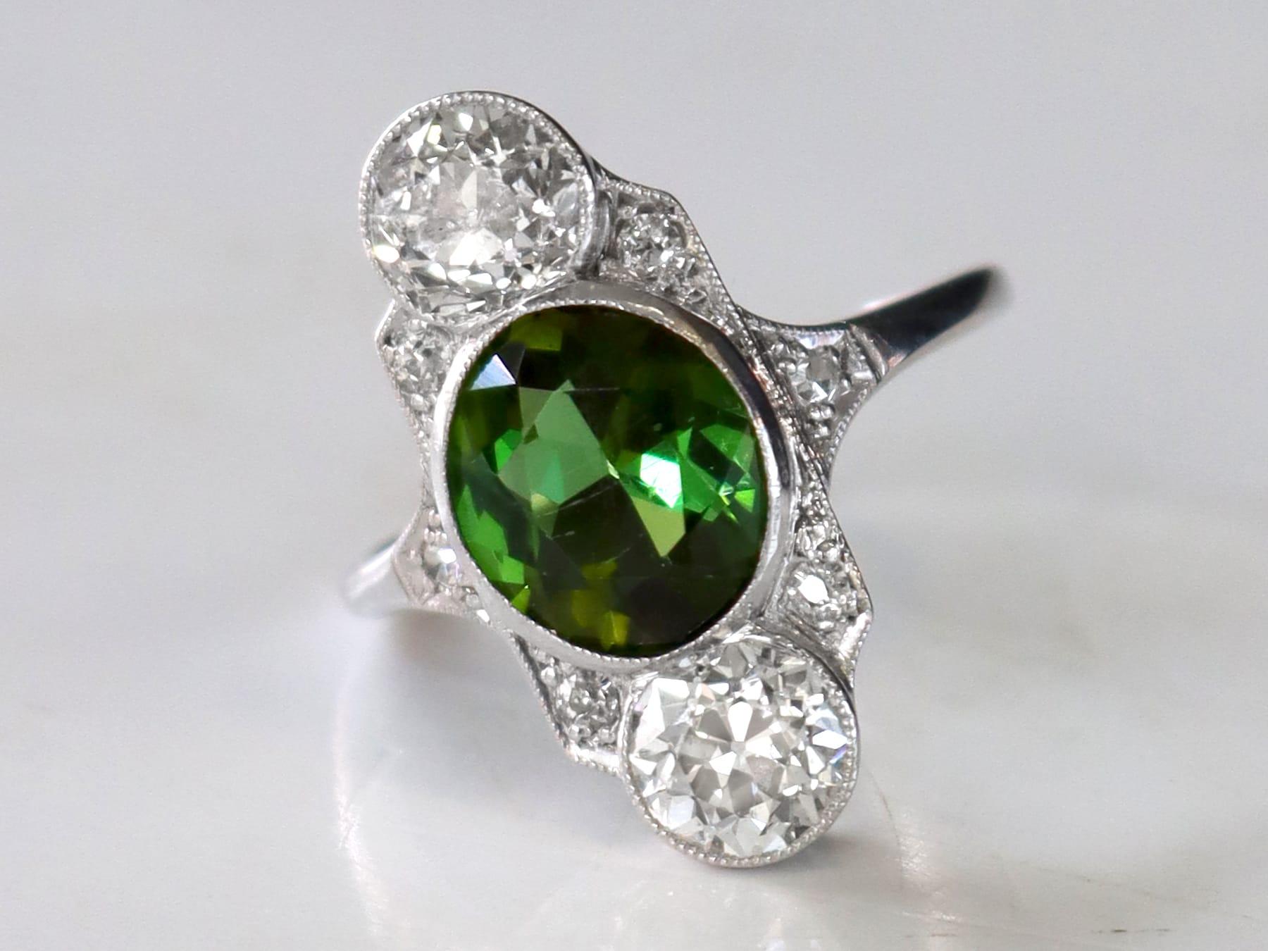 Taille ovale Bague ancienne des années 1900 avec tourmaline taille ovale de 2,59 carats et diamants de 1,95 carat en vente