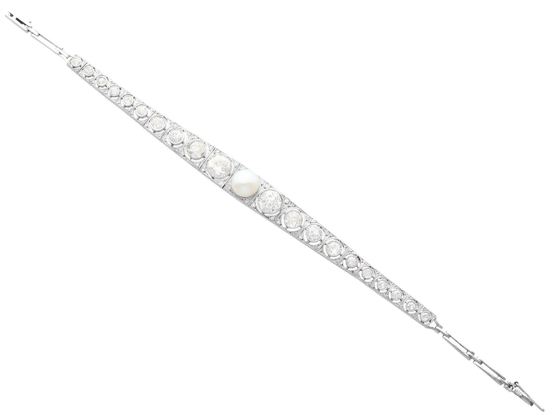 Taille ronde Bracelet ancien en or blanc avec perles et diamants de 5,61 carats, années 1900 en vente