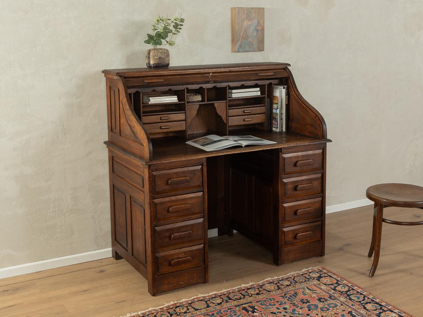 Splendido scrittoio degli anni '1900. Corpo in legno massiccio di Oak di alta qualità con porta a tamburo, otto cassetti, quattro cassetti interni e numerosi scomparti. 

Caratteristiche di qualità:
ottima lavorazione
materiali di alta