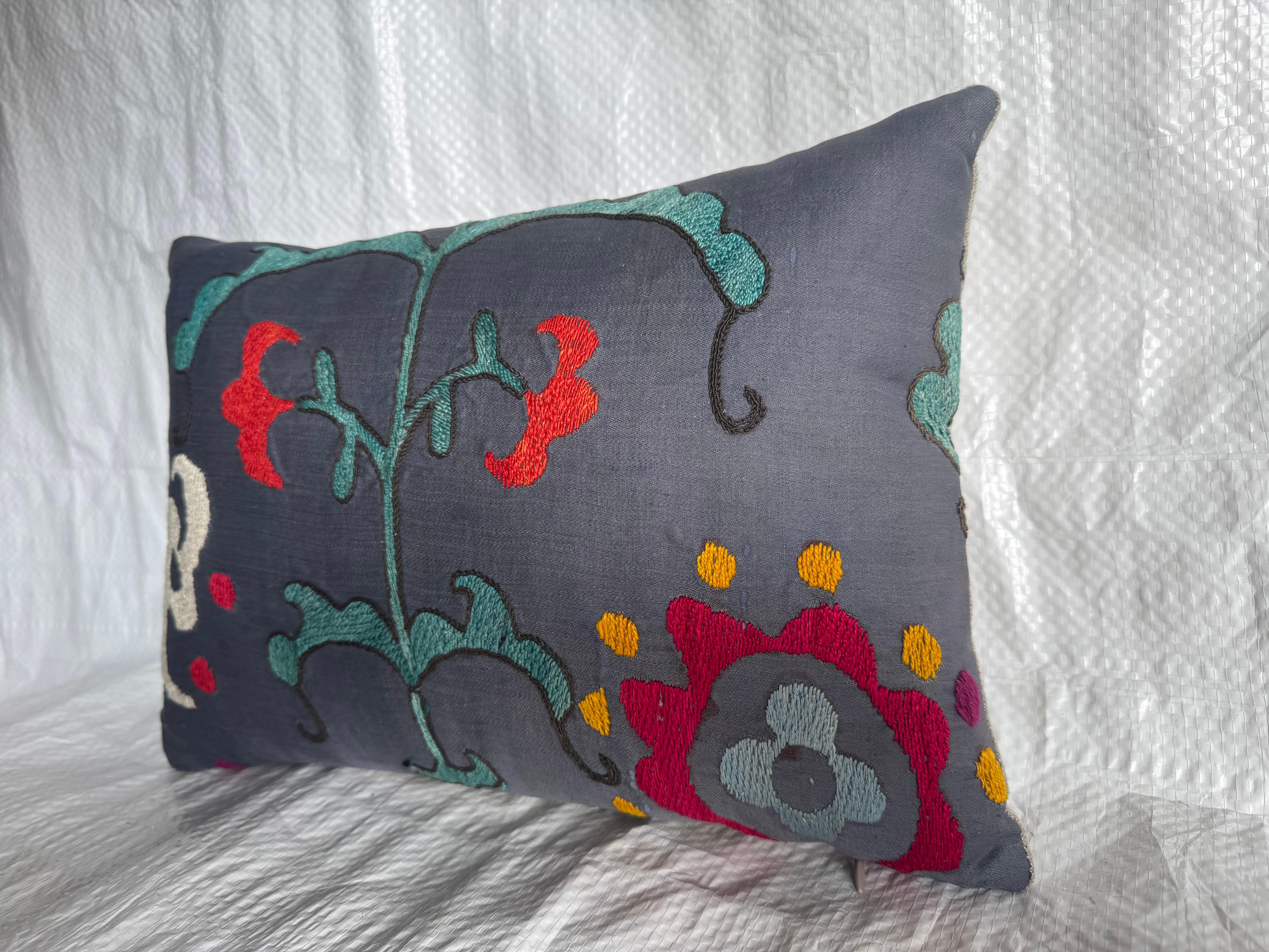 Uzbeko Antique 1900s Hand-Embroidered Suzani Pillow in vendita