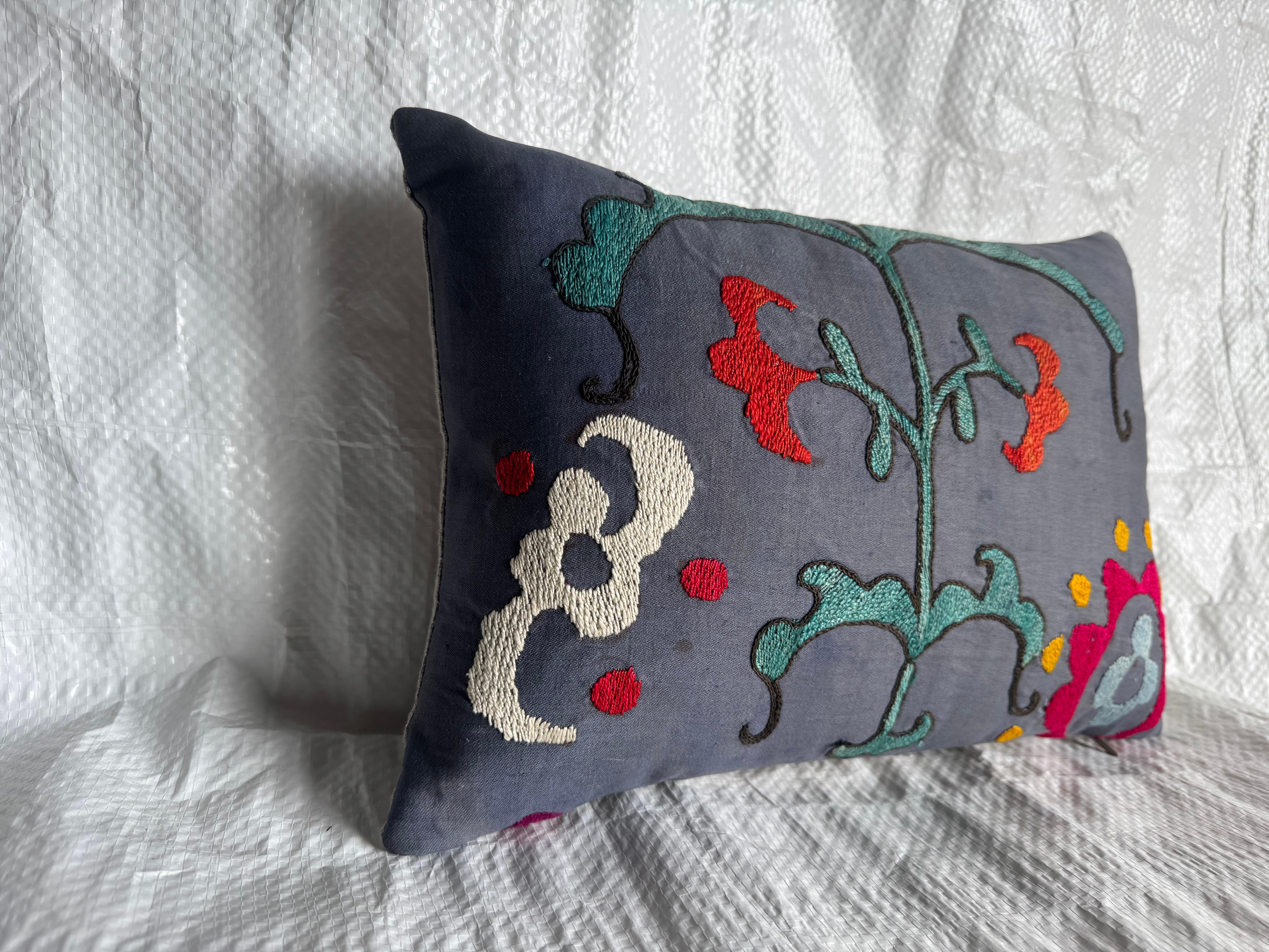 Antique 1900s Hand-Embroidered Suzani Pillow In condizioni buone in vendita a Los Angeles, US