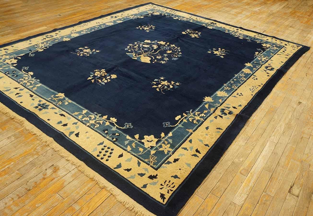 Antike Peking Chinese Floral, Medaillon Navy 1900s Teppich, CIRCA Datum: 1900s. Dieses außergewöhnliche Beispiel einer Pekinger Knüpfung ist ein Beispiel für die Eleganz und Zurückhaltung, die für die chinesische Textilkunst des frühen 20.