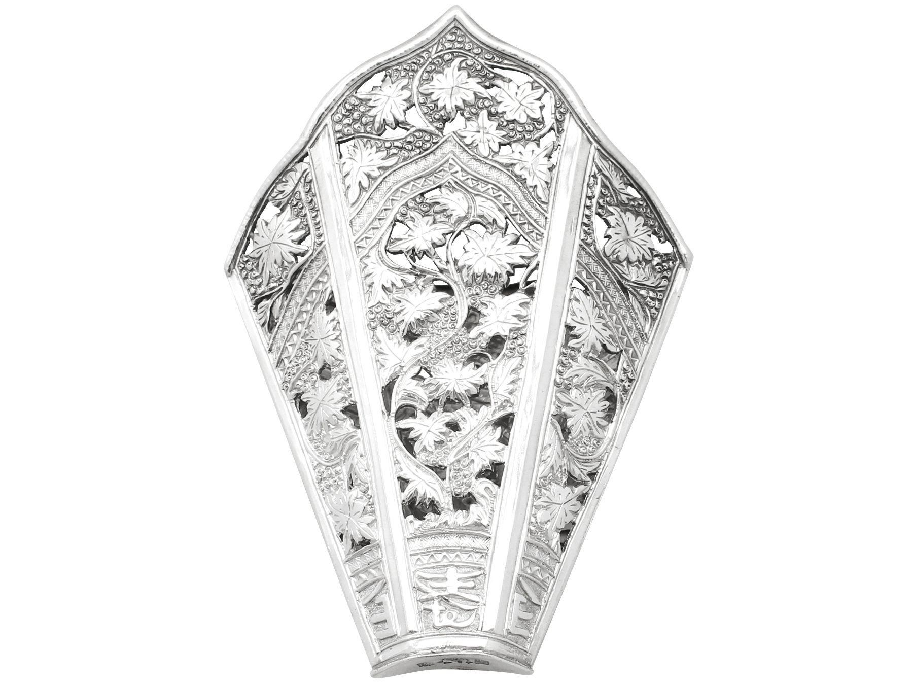 Un beau et impressionnant porte feuille en argent ancien Peranakan bekas sirih/sirih ; un ajout à notre collection d'argenterie asiatique.

Ce beau porte-feuille* ancien en argent Peranakan, de type bekas sirih/sirih, a une forme effilée en