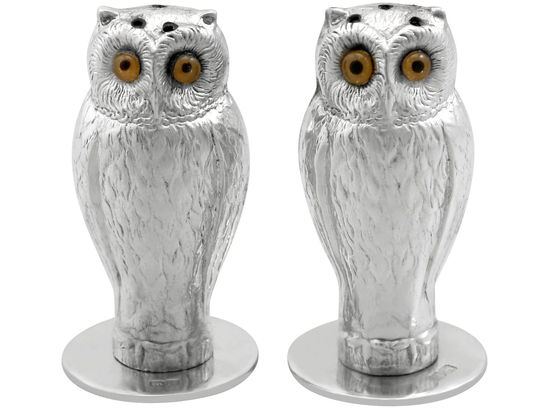 An exceptional, fine and impressive, antique George V English sterling silver pepper shakers modelled in the form of owls - boxed; an addition to our collectable silver collection

These exceptional antique George V sterling silver peppers have been