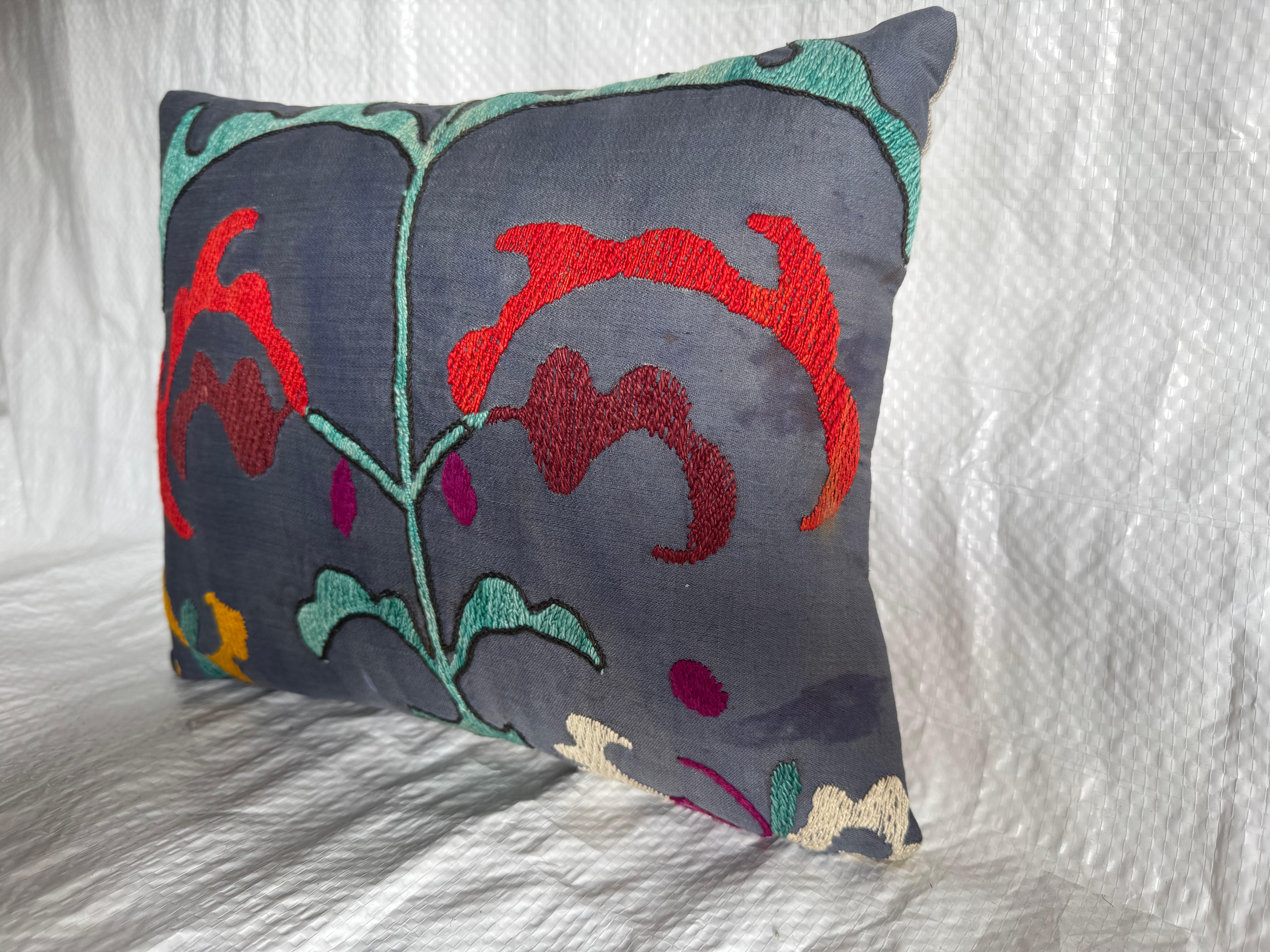 Uzbeko Antique 1900s Suzani Embroidered Pillow in vendita