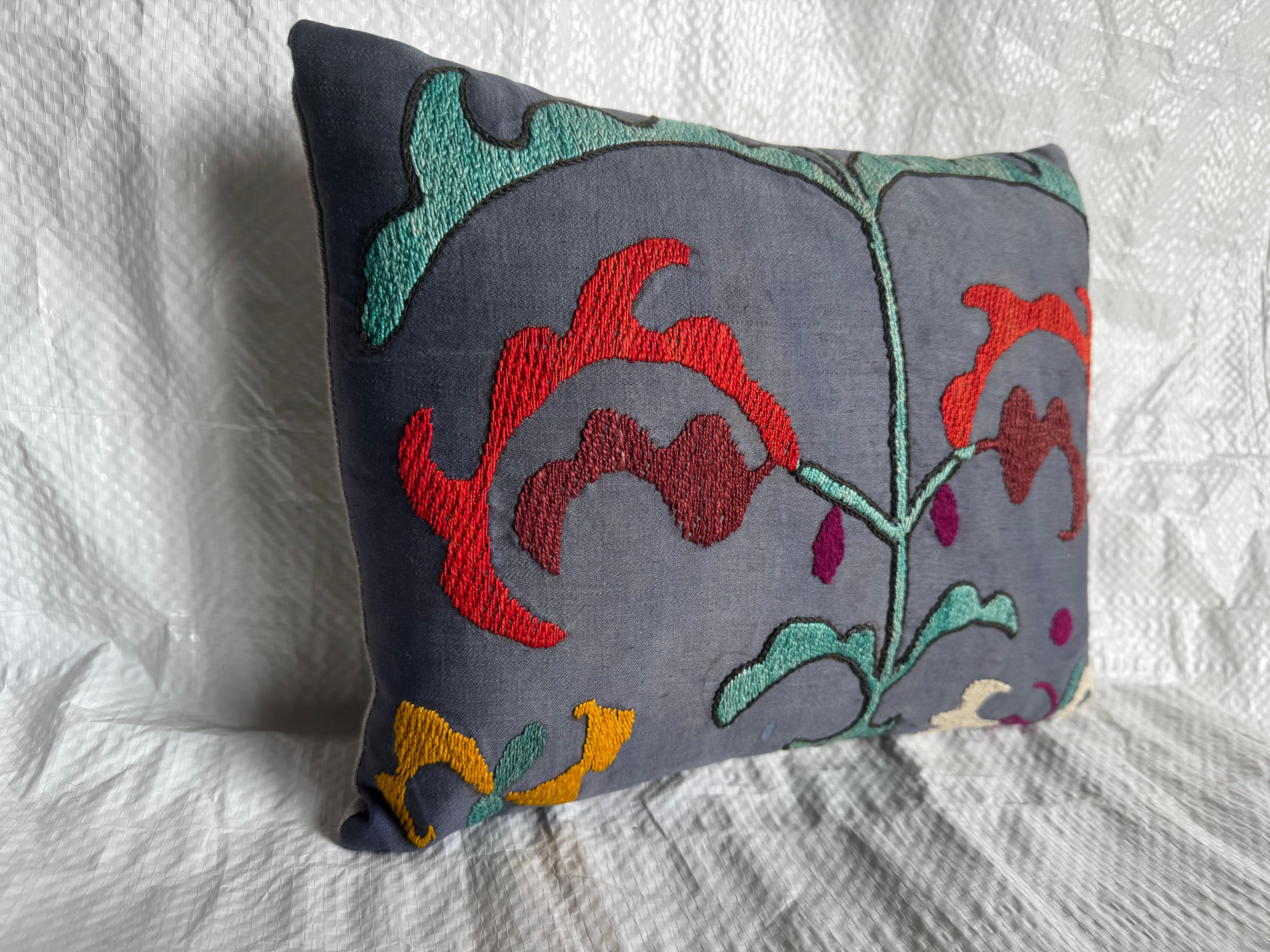 Antique 1900s Suzani Embroidered Pillow In condizioni buone in vendita a Los Angeles, US