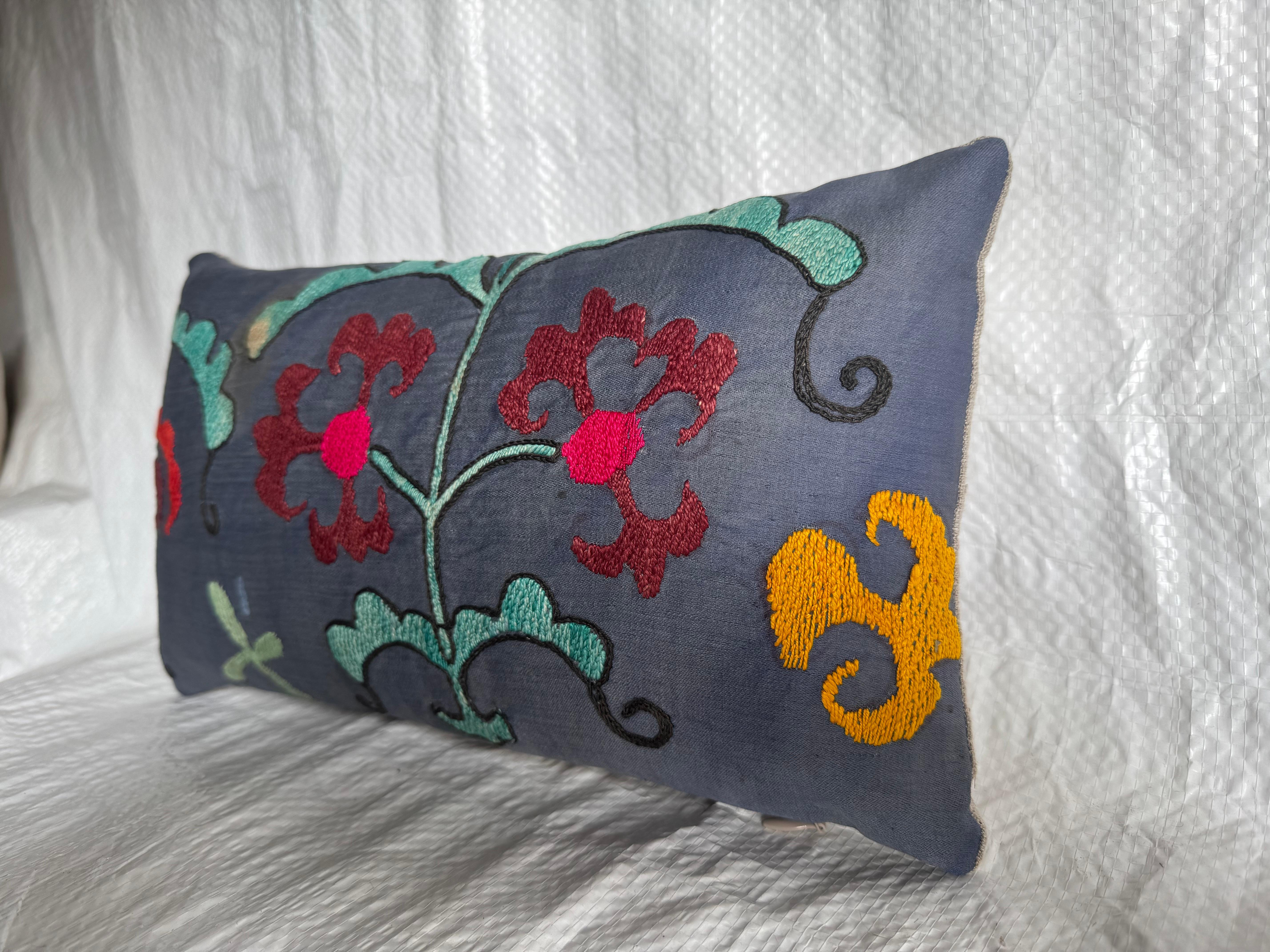 Uzbeko Antique 1900s Suzani Floral Embroidered Pillow in vendita