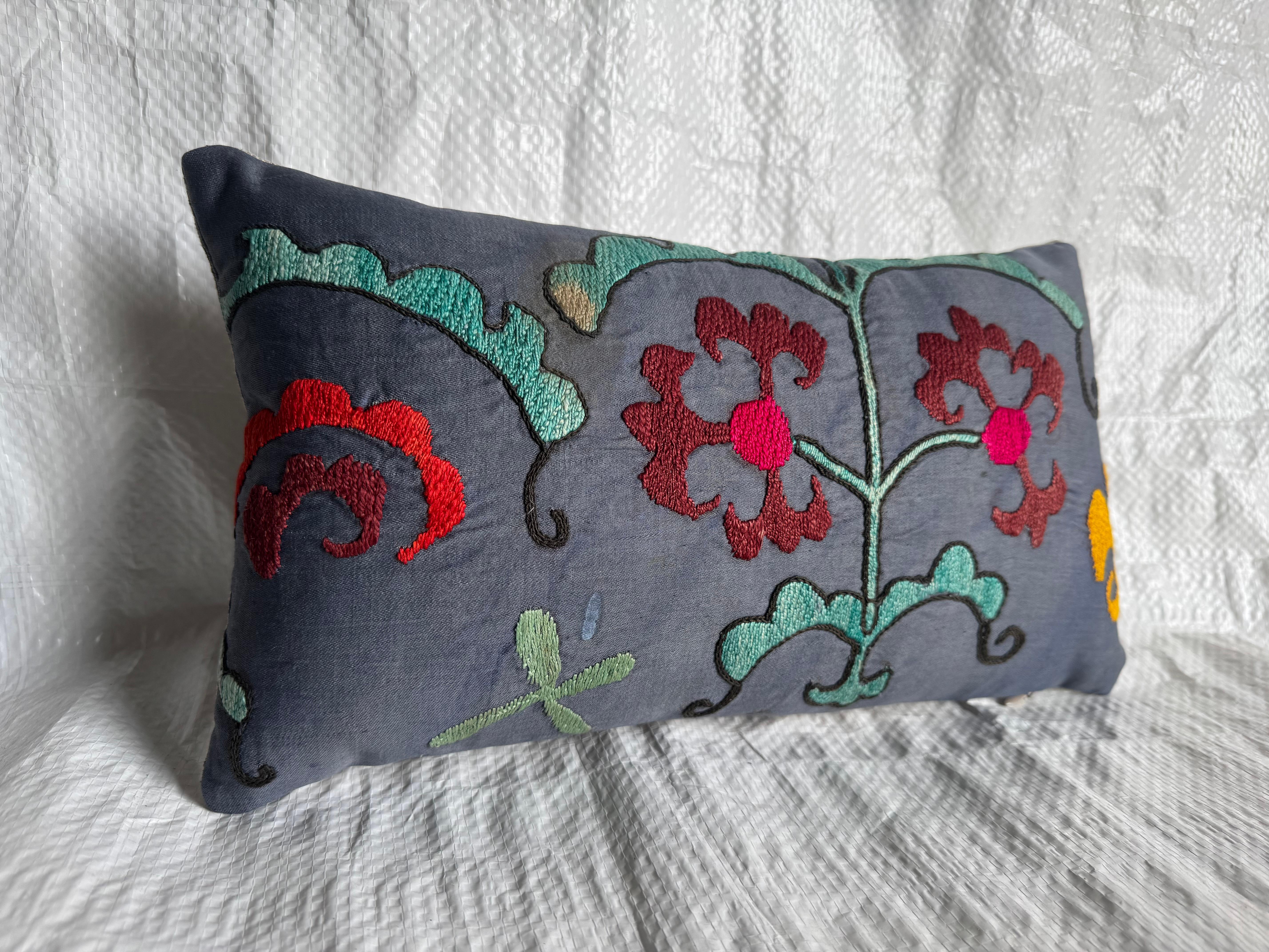 Antique 1900s Suzani Floral Embroidered Pillow In condizioni buone in vendita a Los Angeles, US