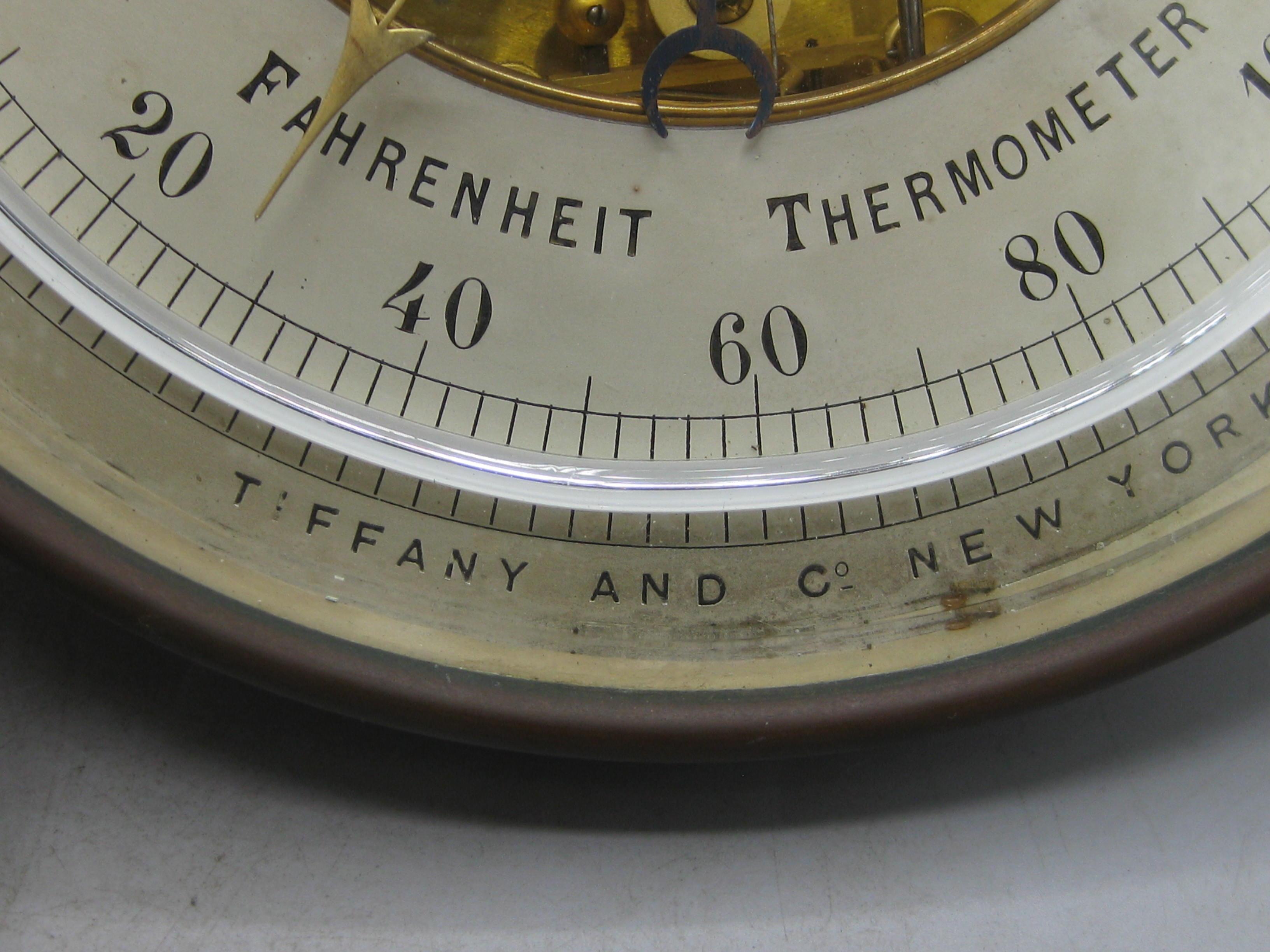 Antique 1900's Tiffany & Co. Baromètre anéroïde en laiton et cristal de plomb Thermomètre en vente 4