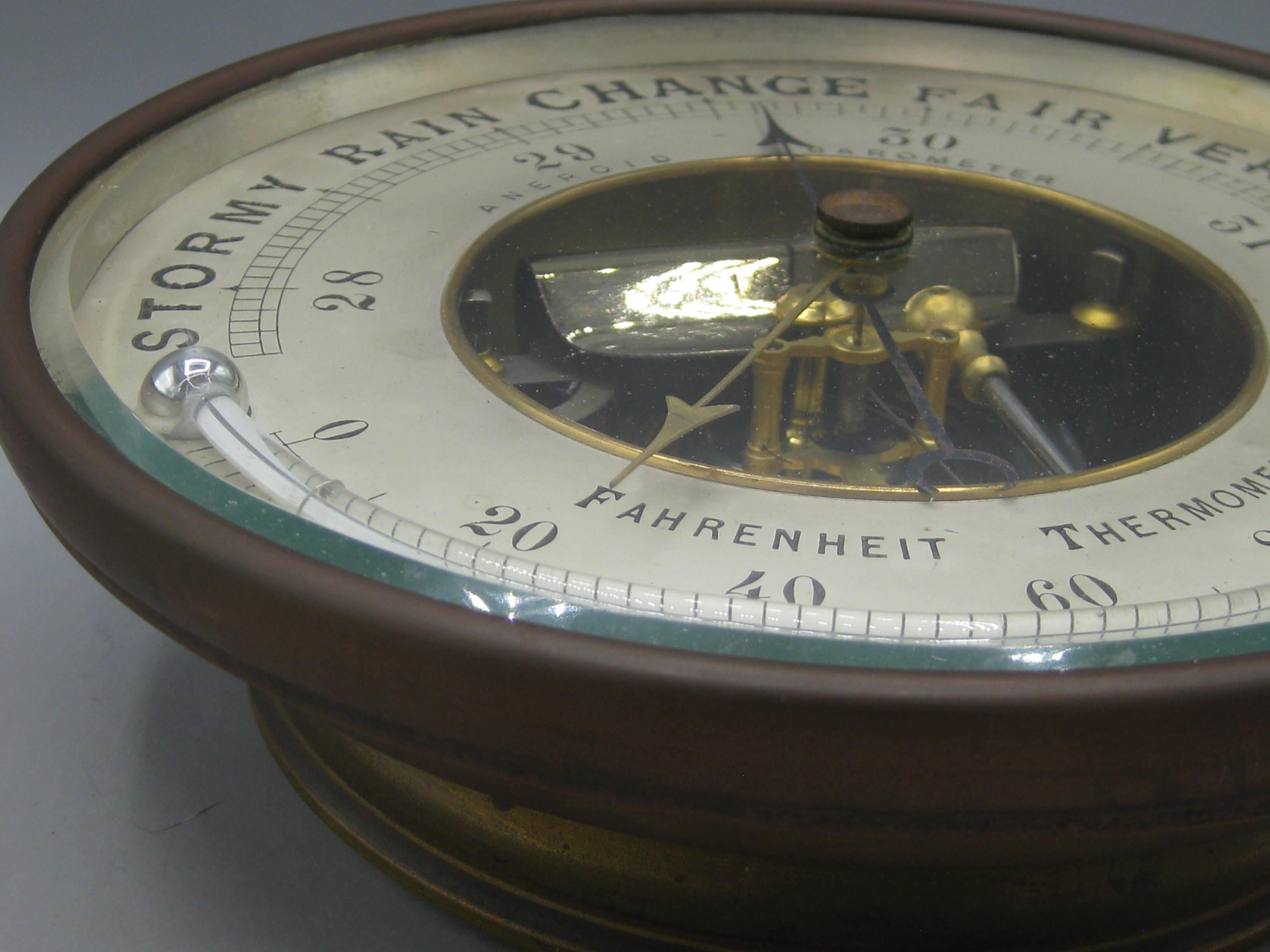 Antique 1900's Tiffany & Co. Baromètre anéroïde en laiton et cristal de plomb Thermomètre en vente 10