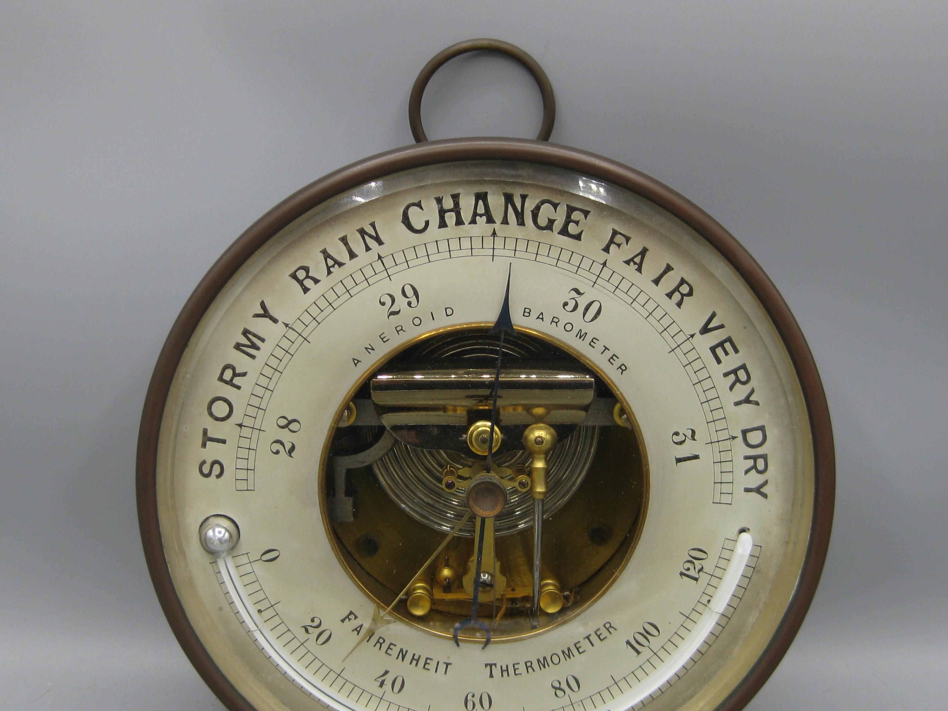 Fantastique baromètre/thermomètre anéroïde en laiton de Tiffany &New of New York datant du début des années 1900. Le baromètre et le thermomètre fonctionnent comme il se doit. Marqué 