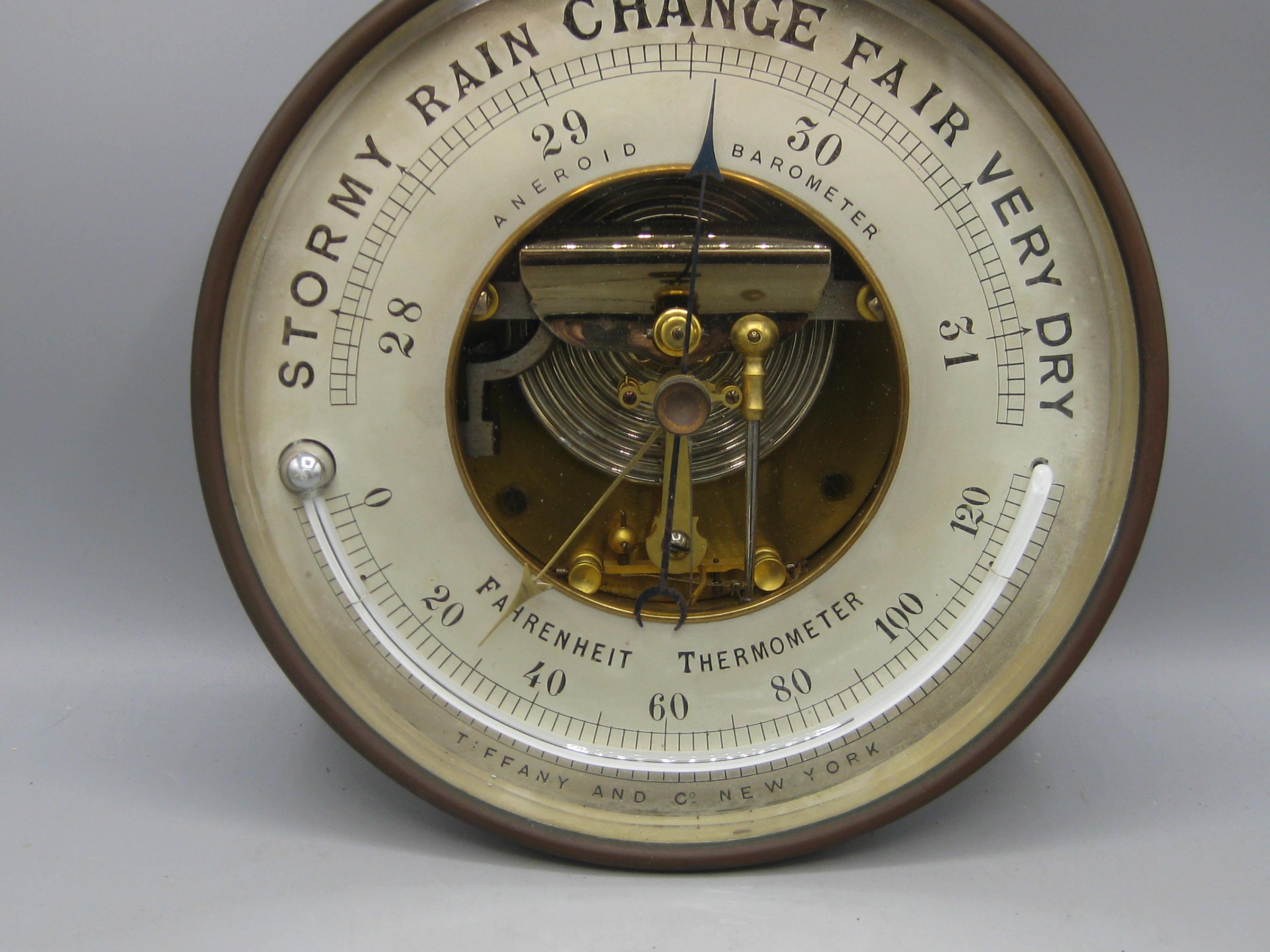 Américain Antique 1900's Tiffany & Co. Baromètre anéroïde en laiton et cristal de plomb Thermomètre en vente
