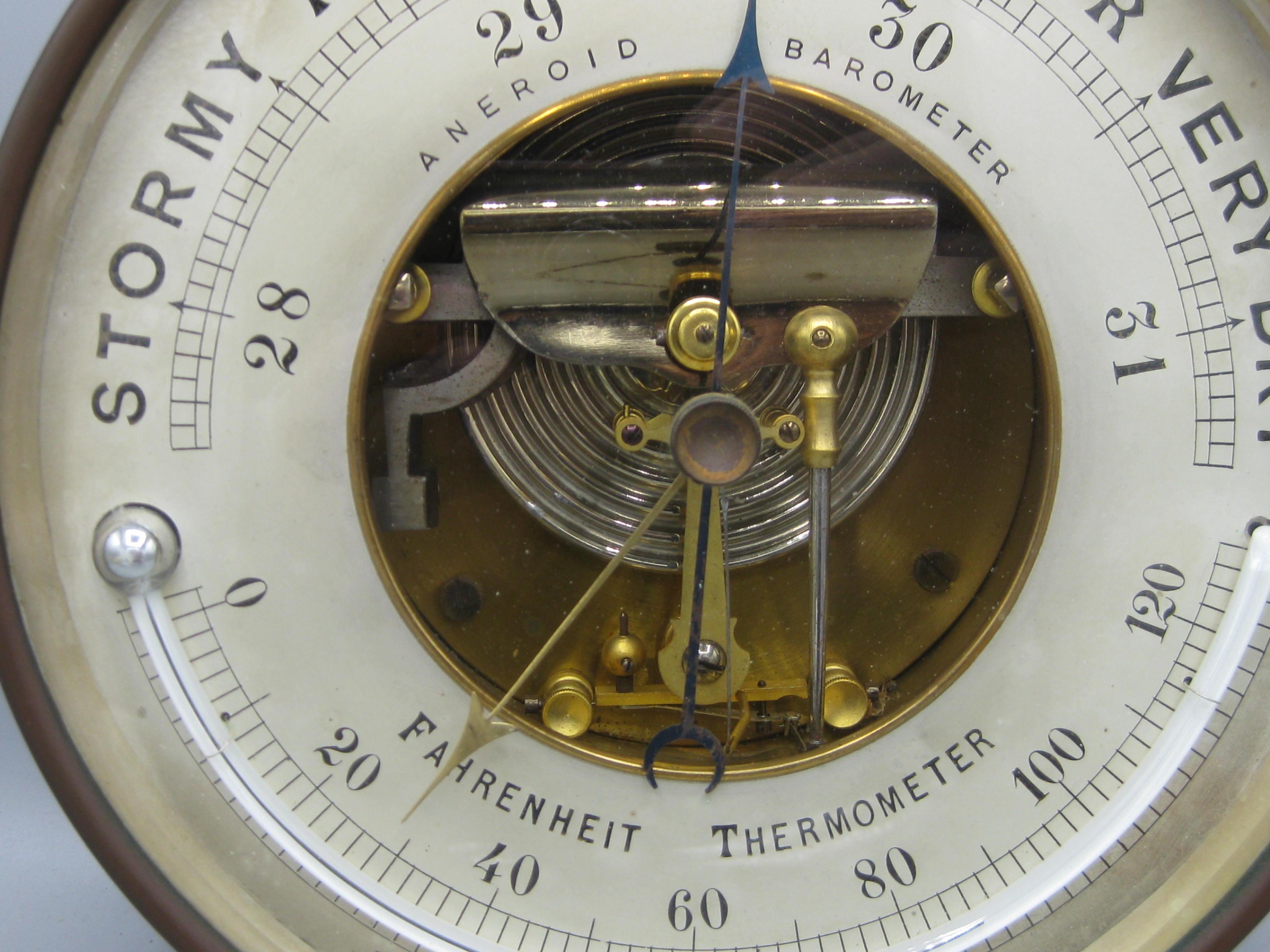 Antique 1900's Tiffany & Co. Baromètre anéroïde en laiton et cristal de plomb Thermomètre en vente 1