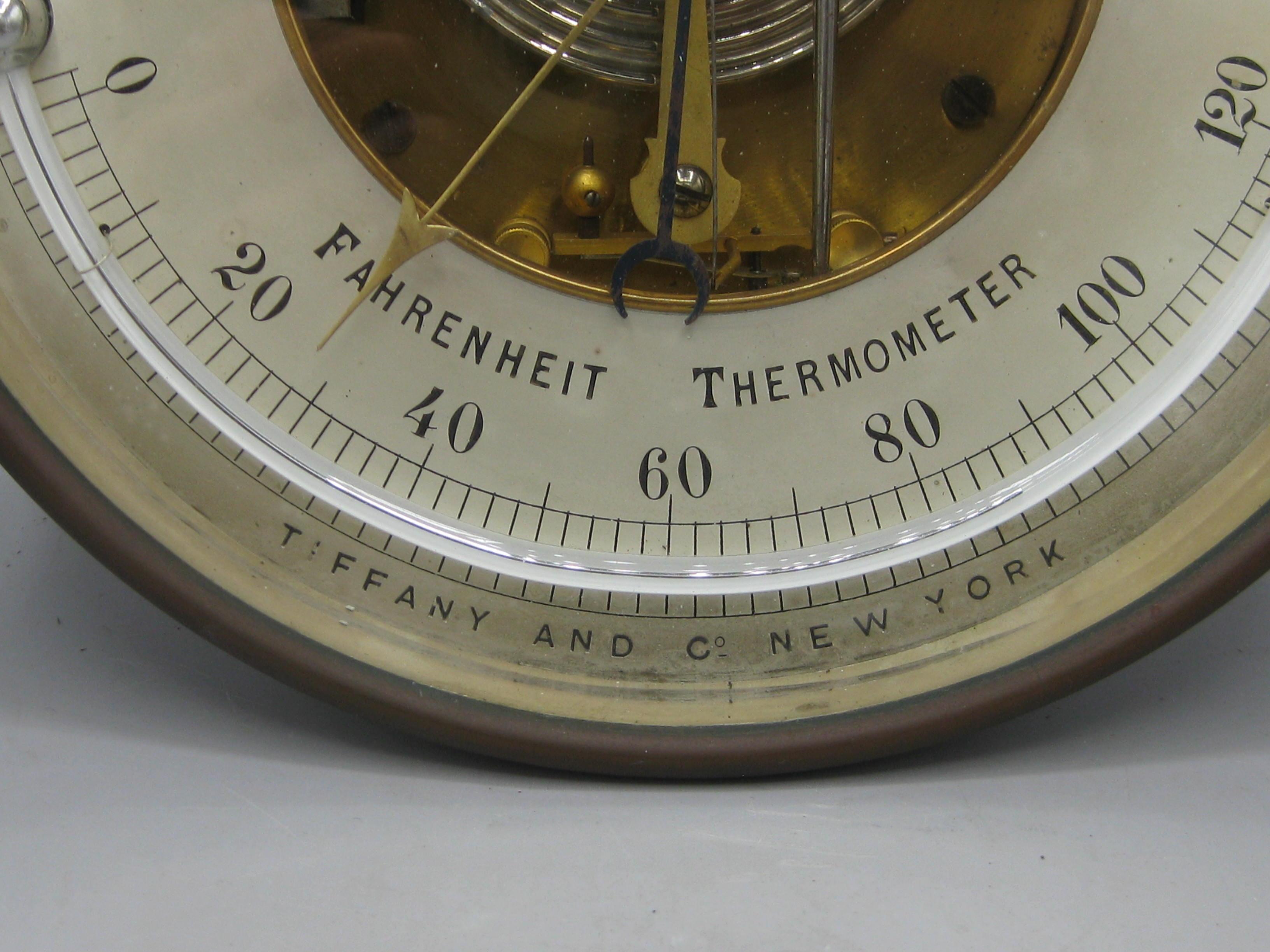 Antique 1900's Tiffany & Co. Baromètre anéroïde en laiton et cristal de plomb Thermomètre en vente 2