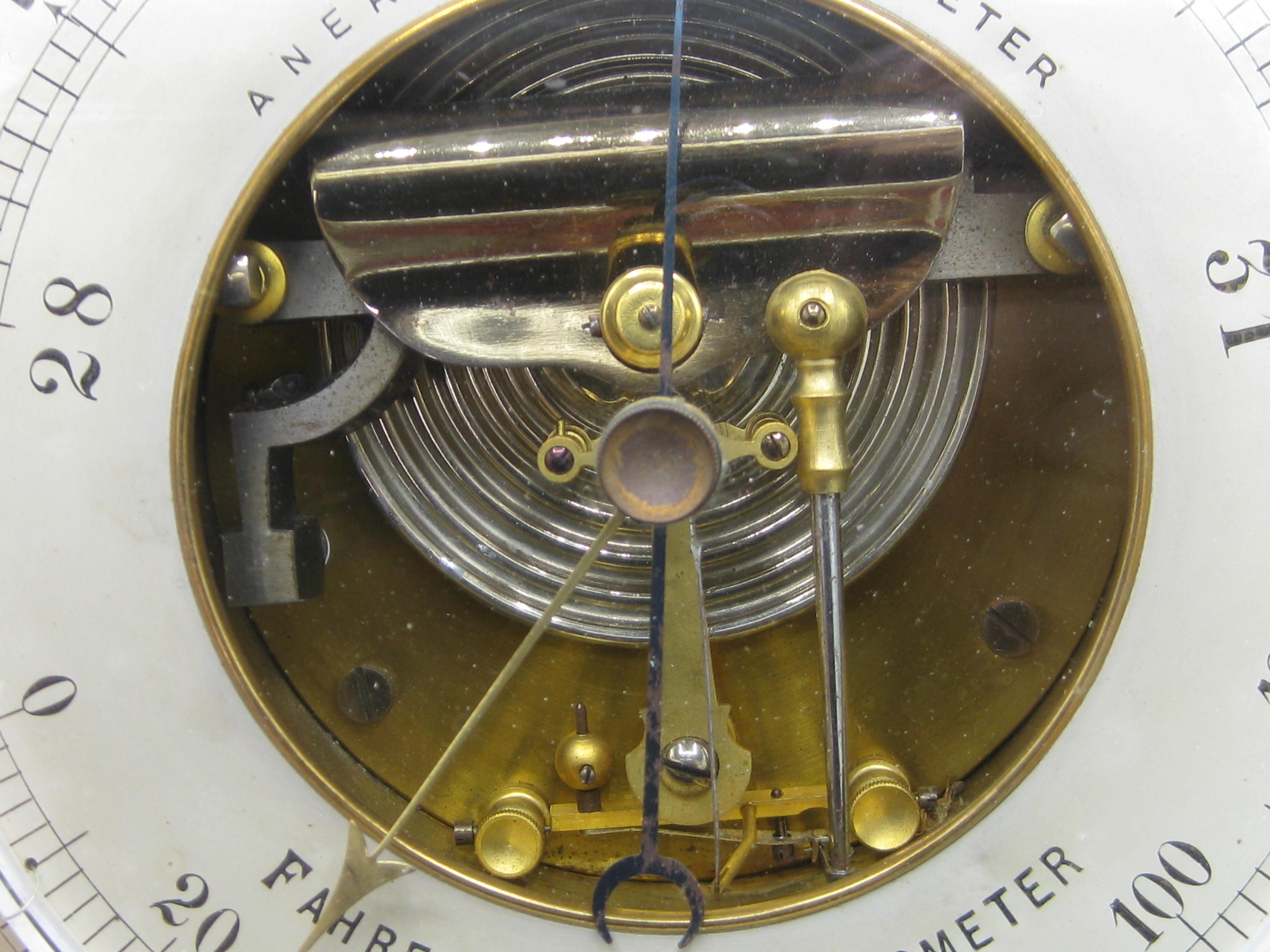 Antique 1900's Tiffany & Co. Baromètre anéroïde en laiton et cristal de plomb Thermomètre en vente 3