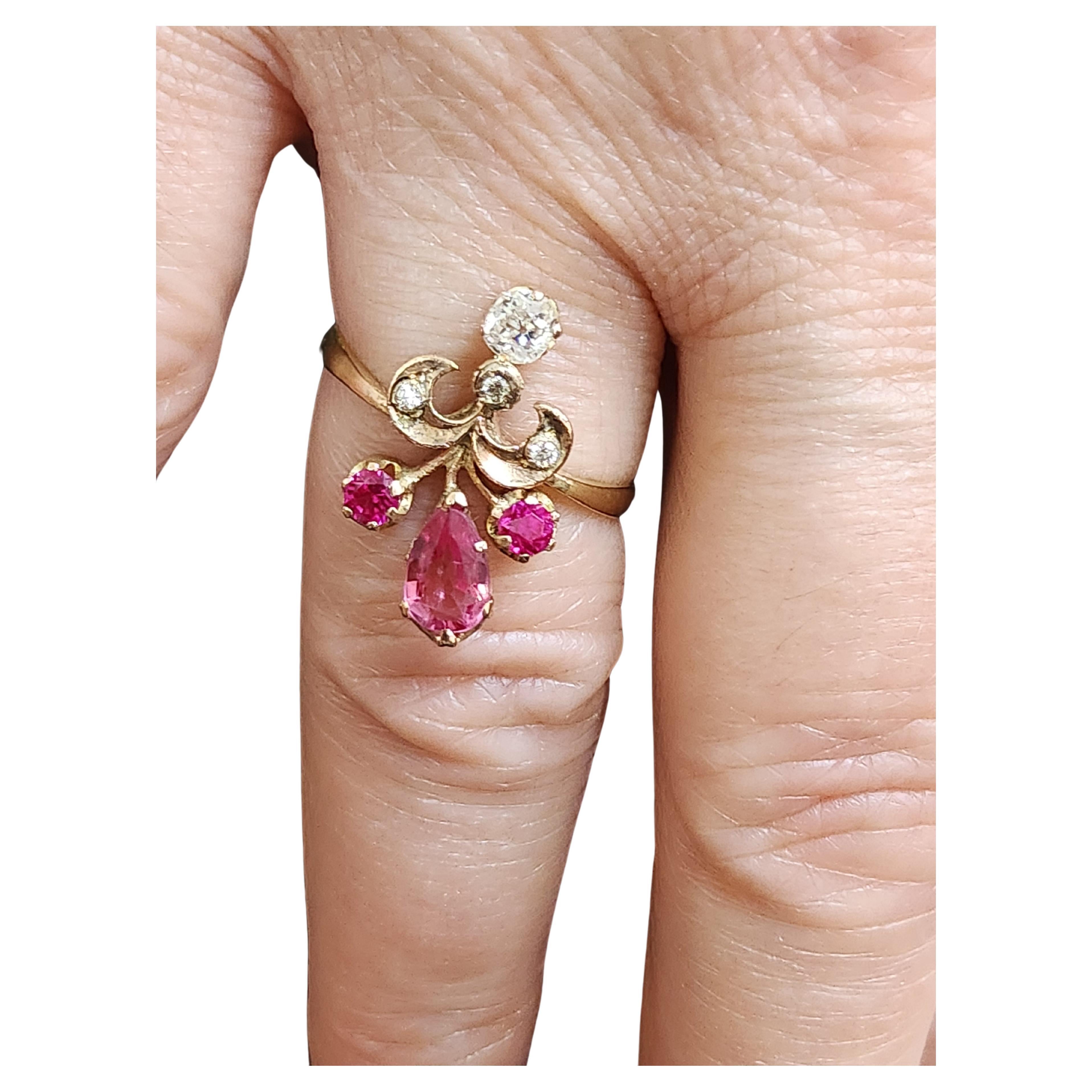 Antiguo anillo de oro de 14 quilates de la época imperial rusa made in moscow city 1900s centrado con turmalina rosa y diamantes talla mina antigua en planta de hoja designe hall marcado 56 imperial russian gold standard y moscow assay mark 