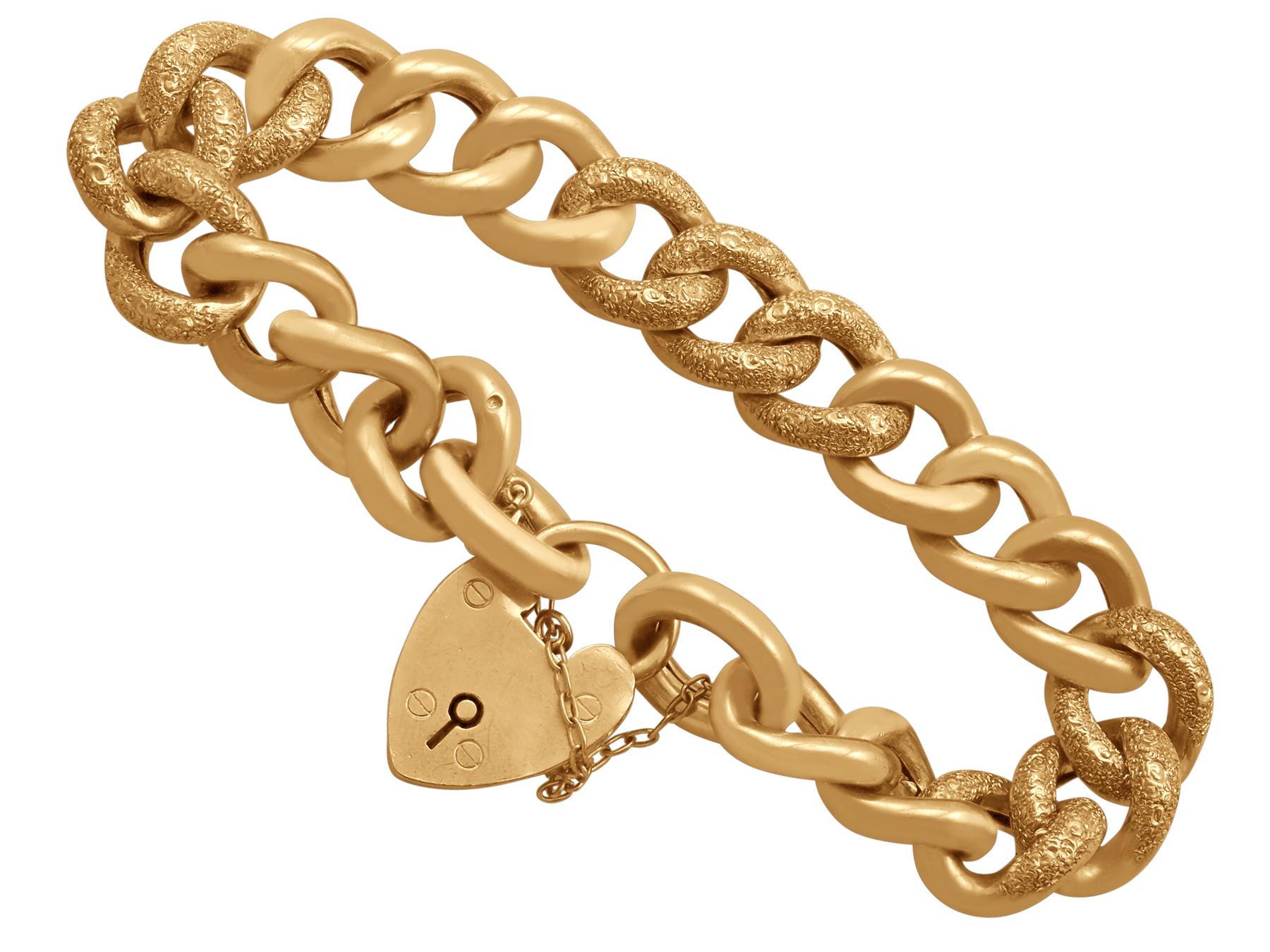 Antique 1900s Yellow Gold Curb Bracelet with Heart Padlock Clasp In Excellent Condition In Jesmond, Newcastle Upon Tyne