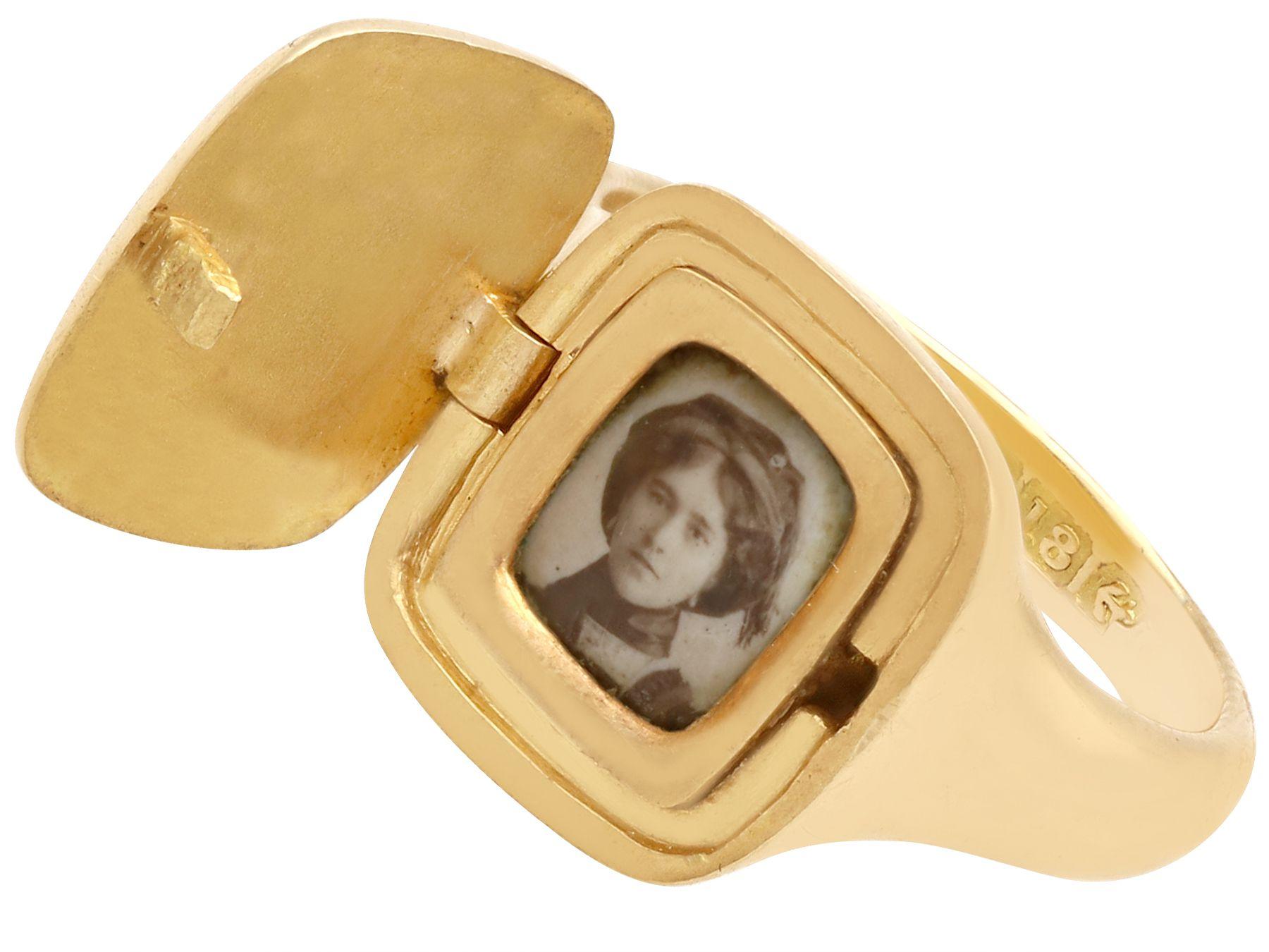 Antique 1900s Yellow Gold Locket Signet Ring with Enamel For Sale 3