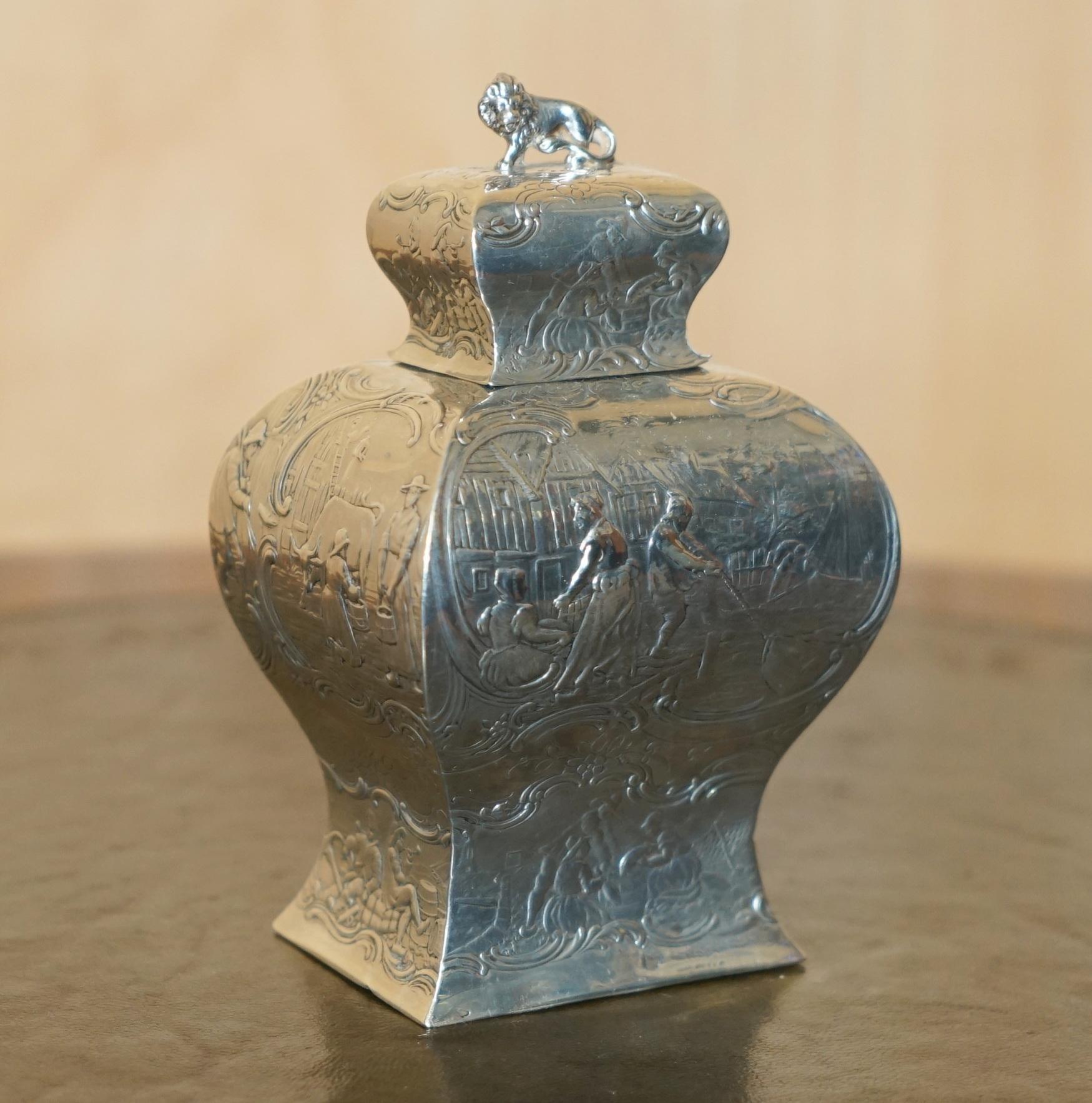 Royal House Antiques

Royal House Antiques ist erfreut, diese schöne Original 1901 Chester gepunzt Sterling Silber Teedose von Muller & Son zum Verkauf anbieten

Ein sehr gut aussehendes, gut gemachtes und dekoratives Stück, es ist repoussiert, so