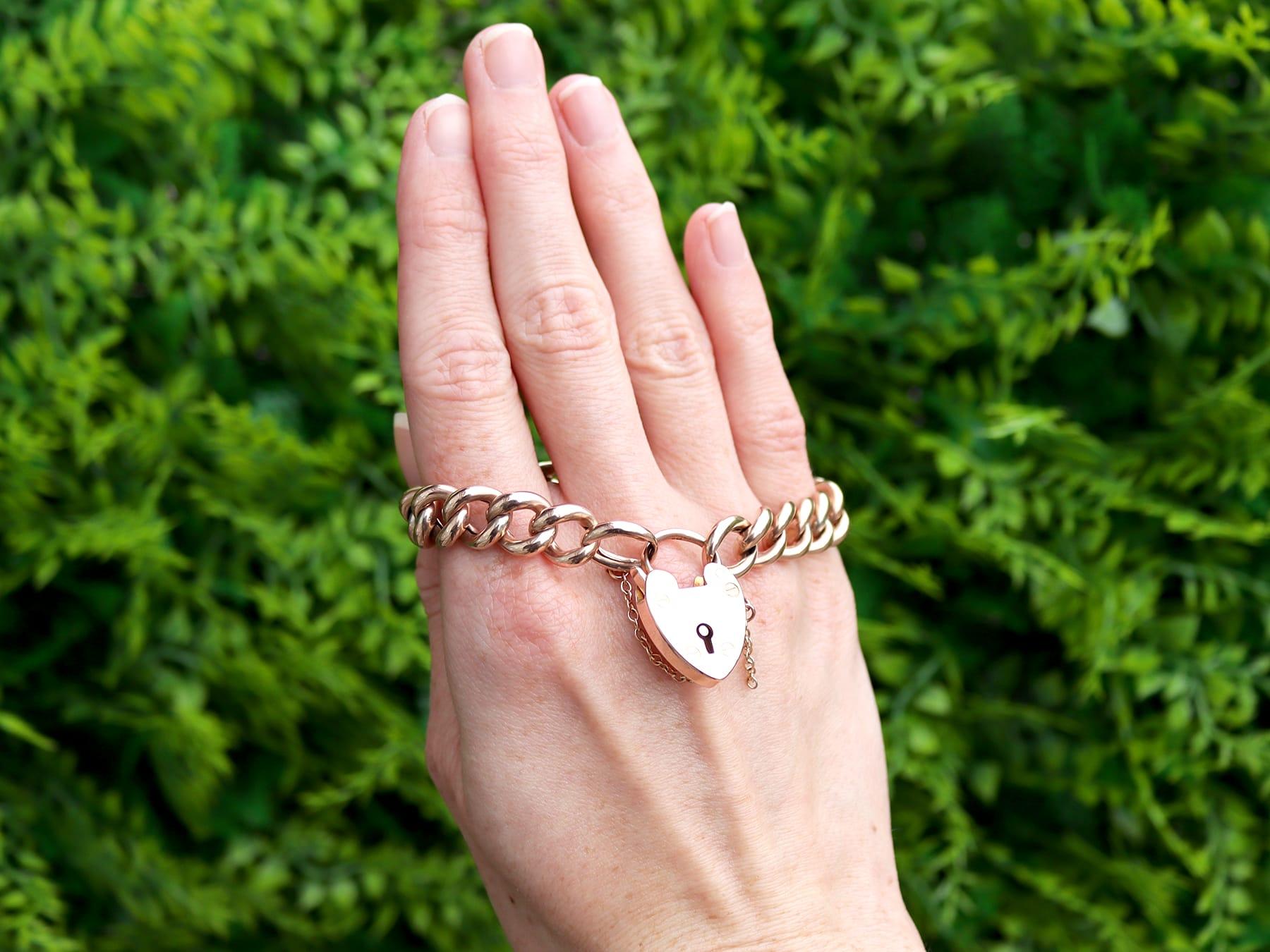 Un impressionnant bracelet ancien en or jaune 9 carats avec un fermoir cadenas en forme de cœur ; une partie de nos diverses collections de bijoux anciens et de bijoux de succession.

Ce beau et impressionnant bracelet ancien a été réalisé en or