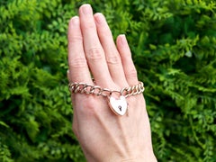 Antikes antikes Gelbgold Curb Armband mit Herzverschlussverschluss, 1901