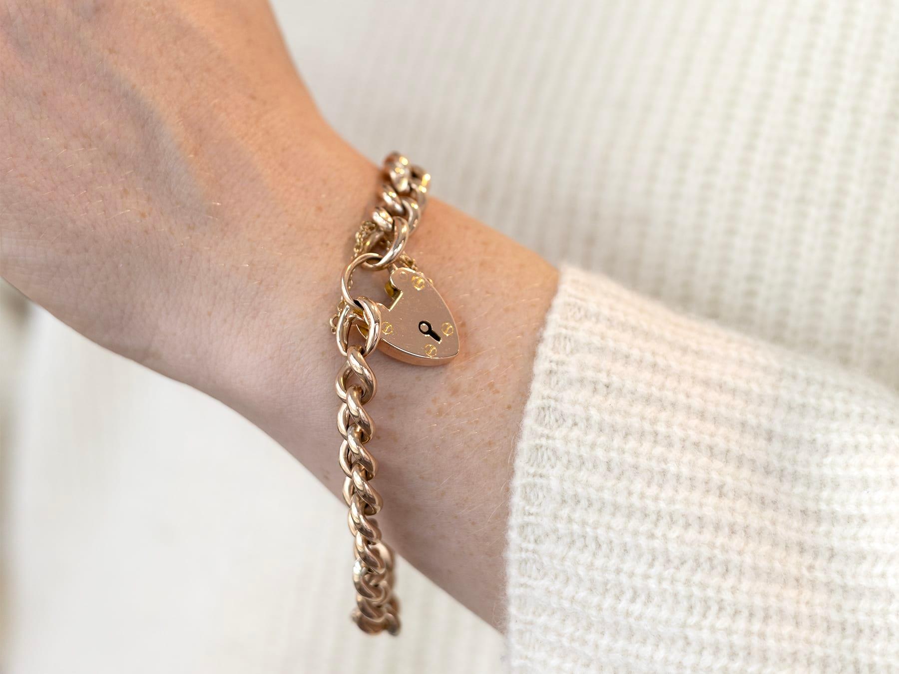 Rétro Bracelet ancien en or jaune avec fermoir à cadenas en forme de cœur, 1901 en vente