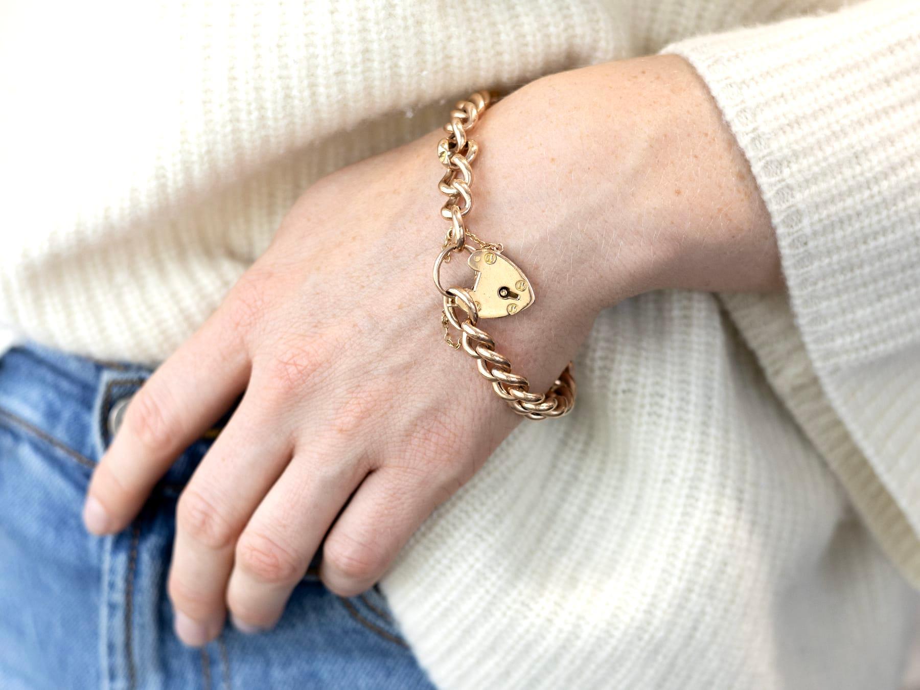 Bracelet ancien en or jaune avec fermoir à cadenas en forme de cœur, 1901 Excellent état - En vente à Jesmond, Newcastle Upon Tyne