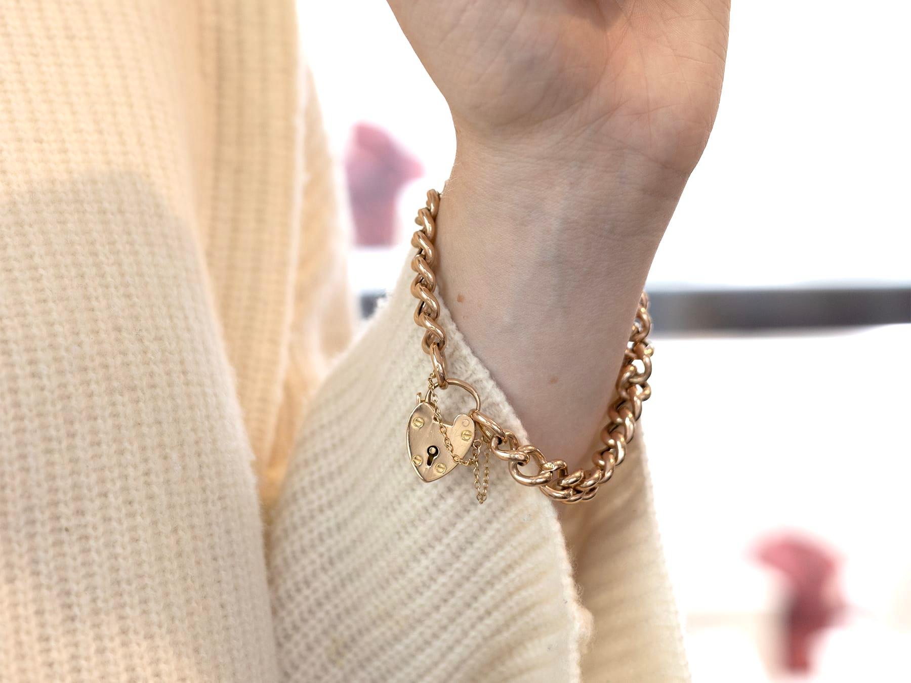 Bracelet ancien en or jaune avec fermoir à cadenas en forme de cœur, 1901 Unisexe en vente