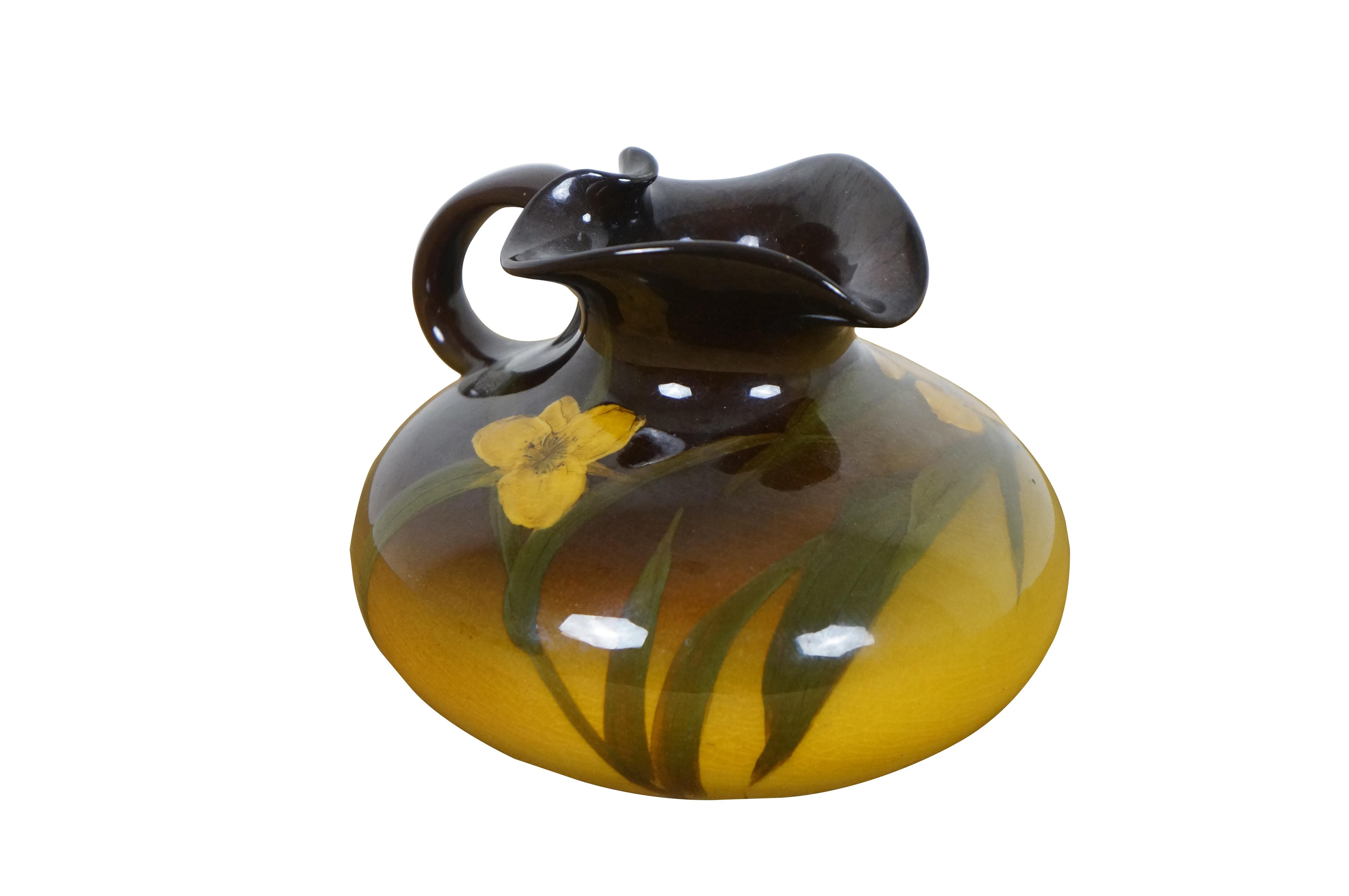 Antiker 1902 Rookwood Pottery 461 Keramikkrug von Künstlerin Carrie Steinle. Kleiner, runder Krug mit geriffeltem Ausguss und festem Henkel, dekoriert mit goldgrünem und dunkelbraunem Ombré, unter der Glasur bemalt mit gelben