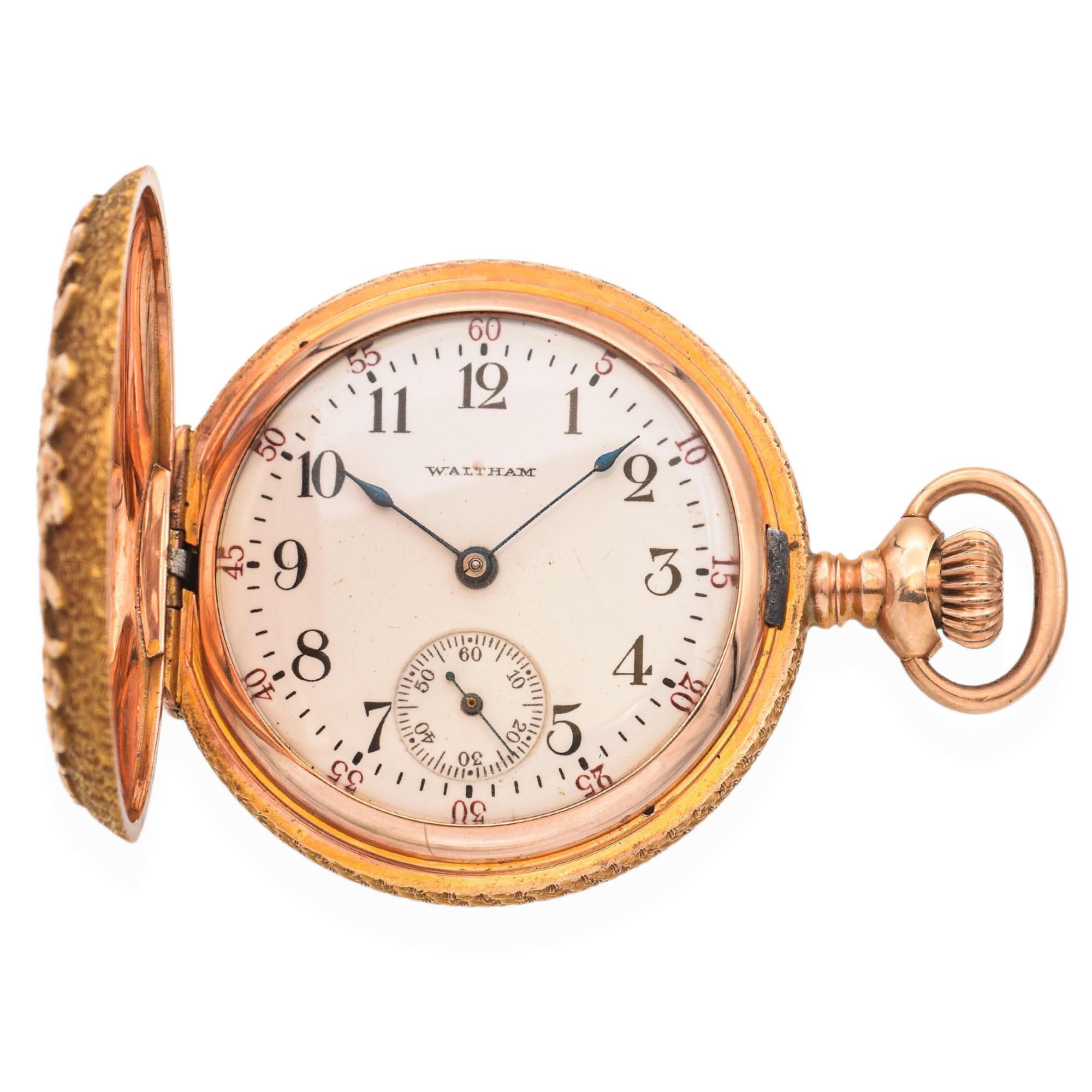 Cette ancienne montre de poche Waltham de 1903 est fabriquée en or jaune 14 carats massif, mettant en valeur l'horlogerie américaine classique dans toute sa splendeur. Le boîtier détaillé présente d'élégantes gravures et s'ouvre pour révéler un