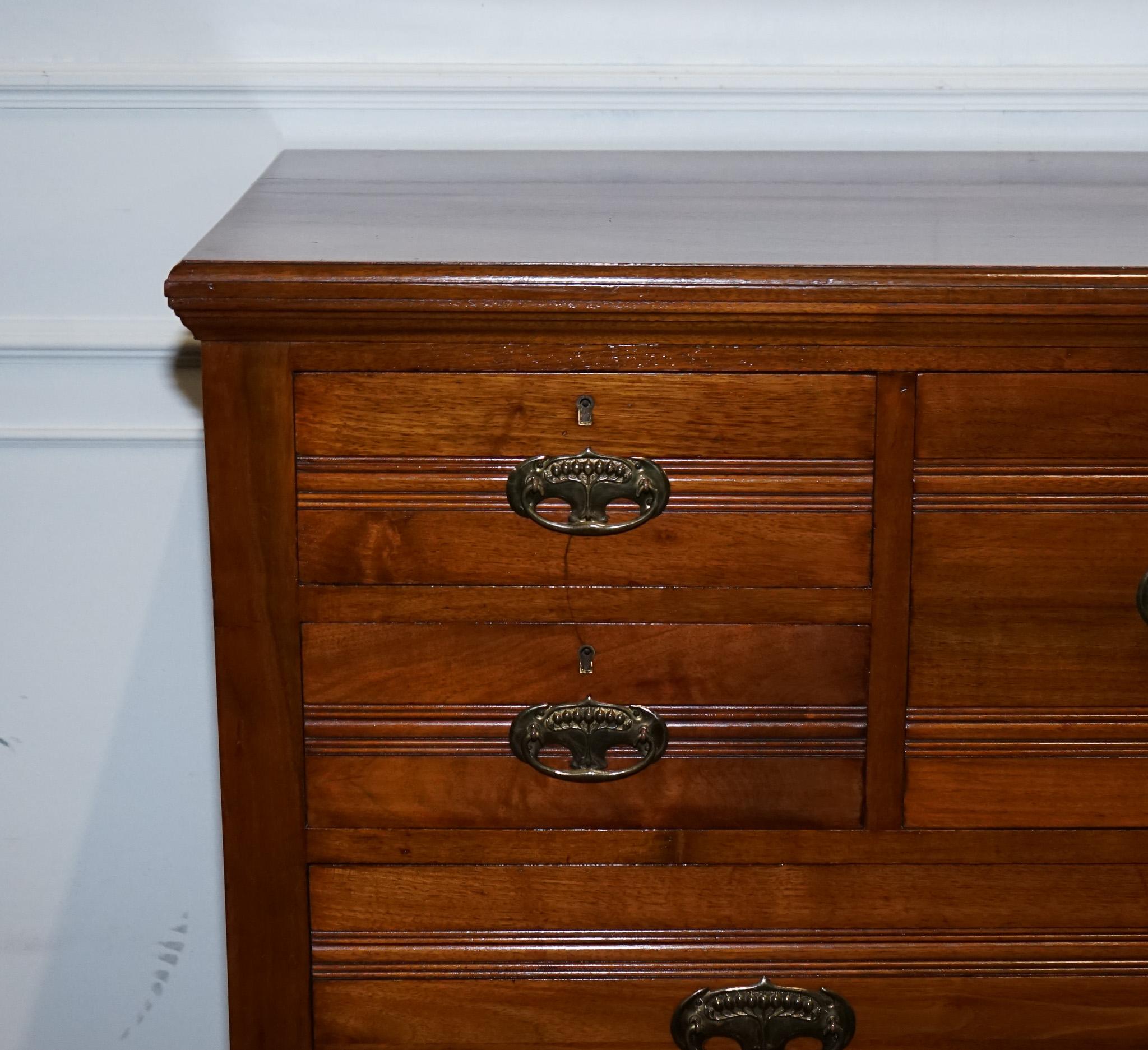 Britannico ANTICO 1904 ARTS & CRAFTS PERIODO CASSETTIERA FATTA DA HARRIS LEBUS in vendita