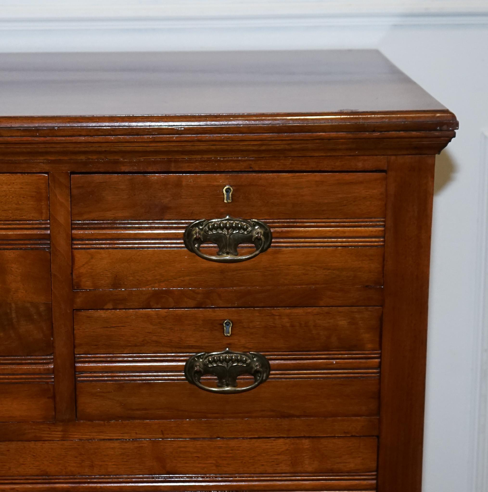 Fatto a mano ANTICO 1904 ARTS & CRAFTS PERIODO CASSETTIERA FATTA DA HARRIS LEBUS in vendita