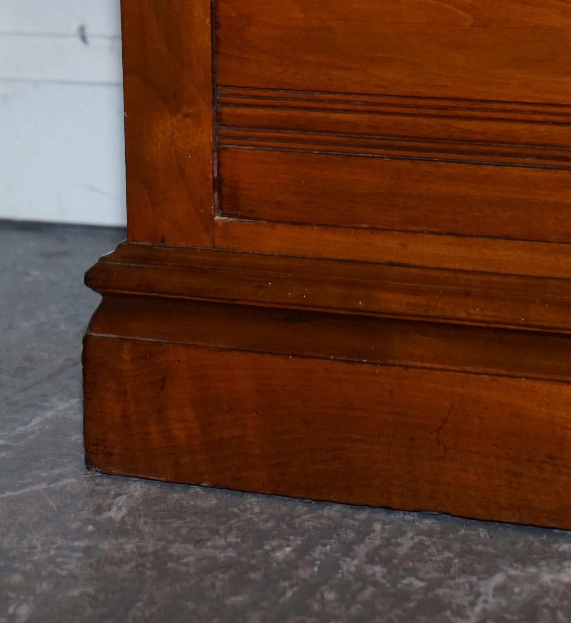 XX secolo ANTICO 1904 ARTS & CRAFTS PERIODO CASSETTIERA FATTA DA HARRIS LEBUS in vendita