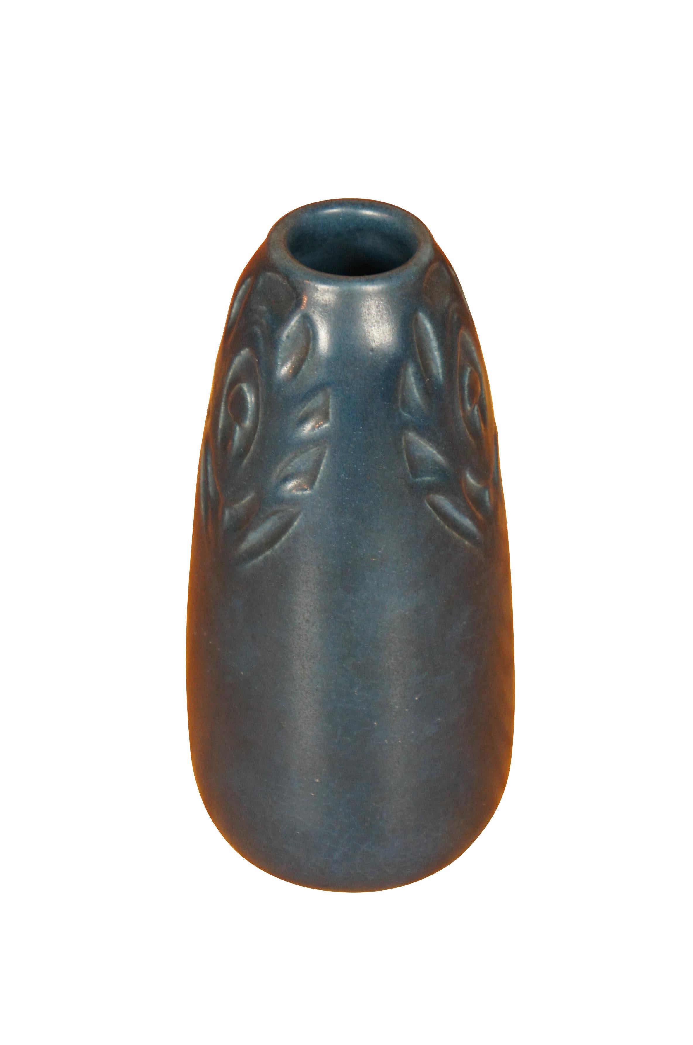 Antico vaso a bocciolo del 1904 di Rookwood XIX, caratterizzato da uno smalto blu opaco con disegni floreali e piume di pavone.

Dimensioni:
3