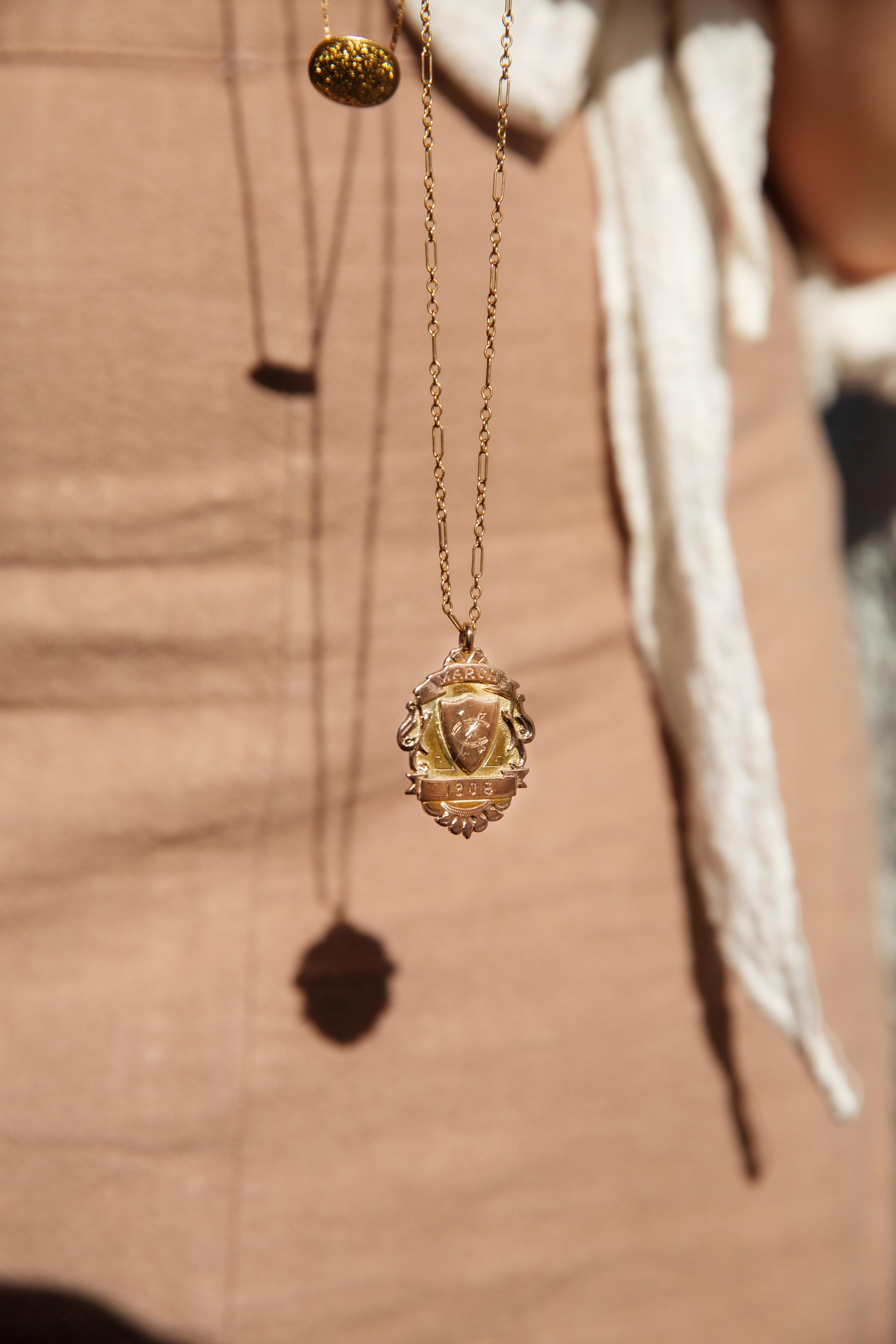 Pendentif édouardien ancien en forme de bouclier en or jaune 9 carats et chaîne Figaro, 1906 Bon état à Hamilton, AU