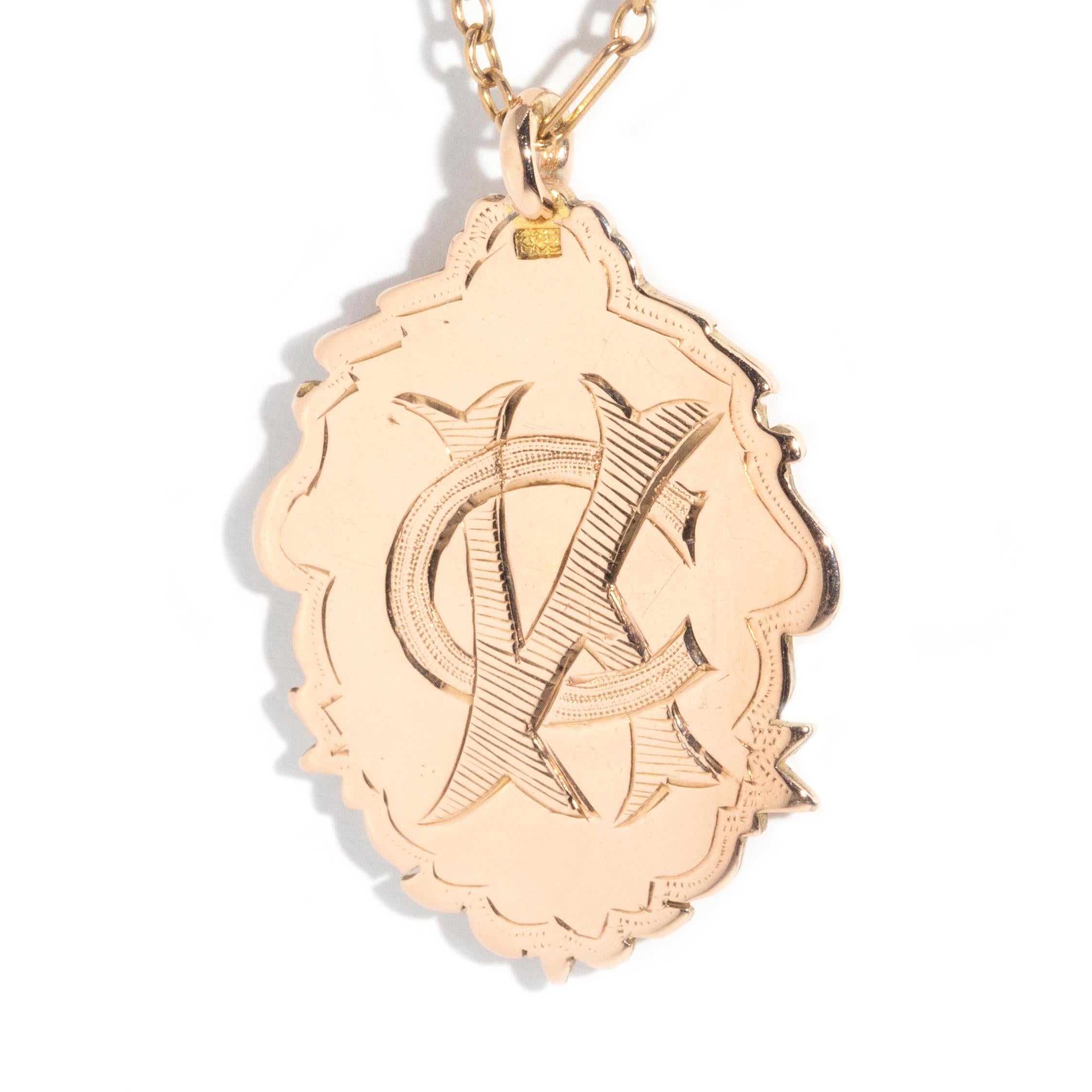 Antique 1906 Edwardian 9 Carat Yellow Gold Shield Crest Pendant & Figaro Chain In Good Condition In Hamilton, AU