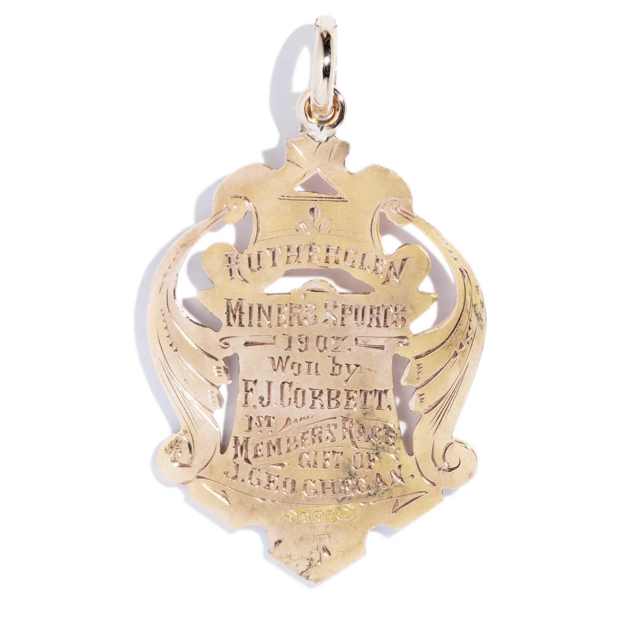 Antiker 1907 Schild Award-Stil-Anhänger aus 9 Karat Gelbgold (Moderne) im Angebot