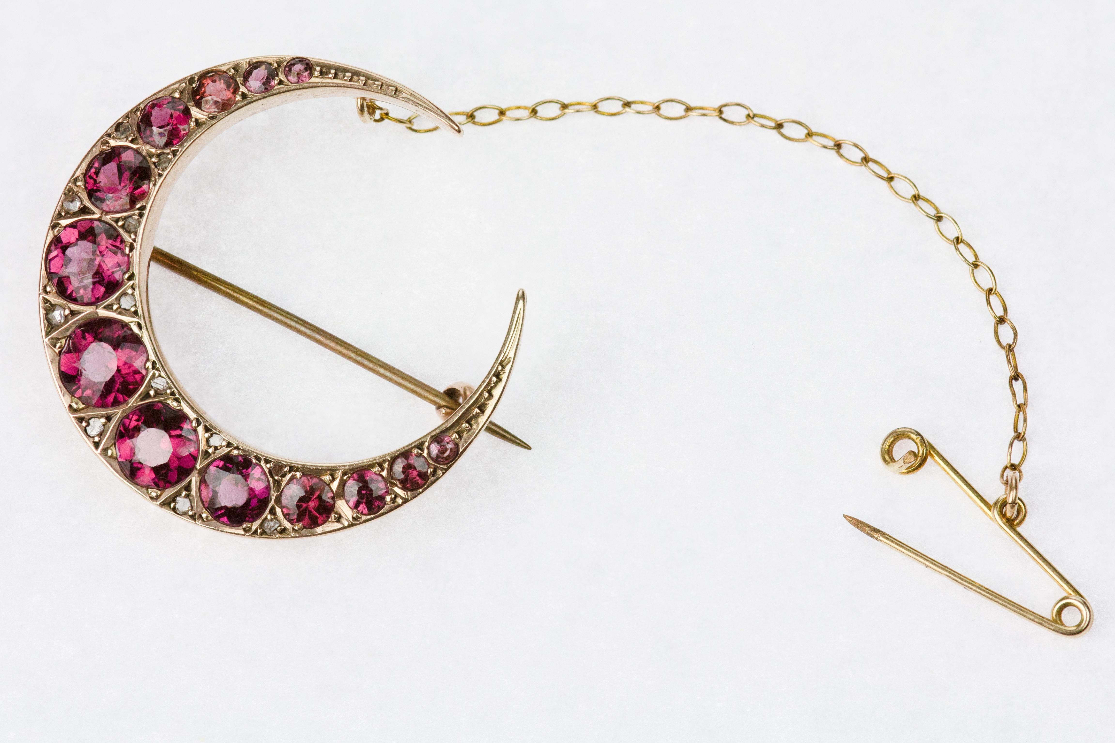 Antique 1909 Crescent Moon Brooch in 9 Carat Gold Garnet and Rose Cut Diamonds In Excellent Condition In London, GB
