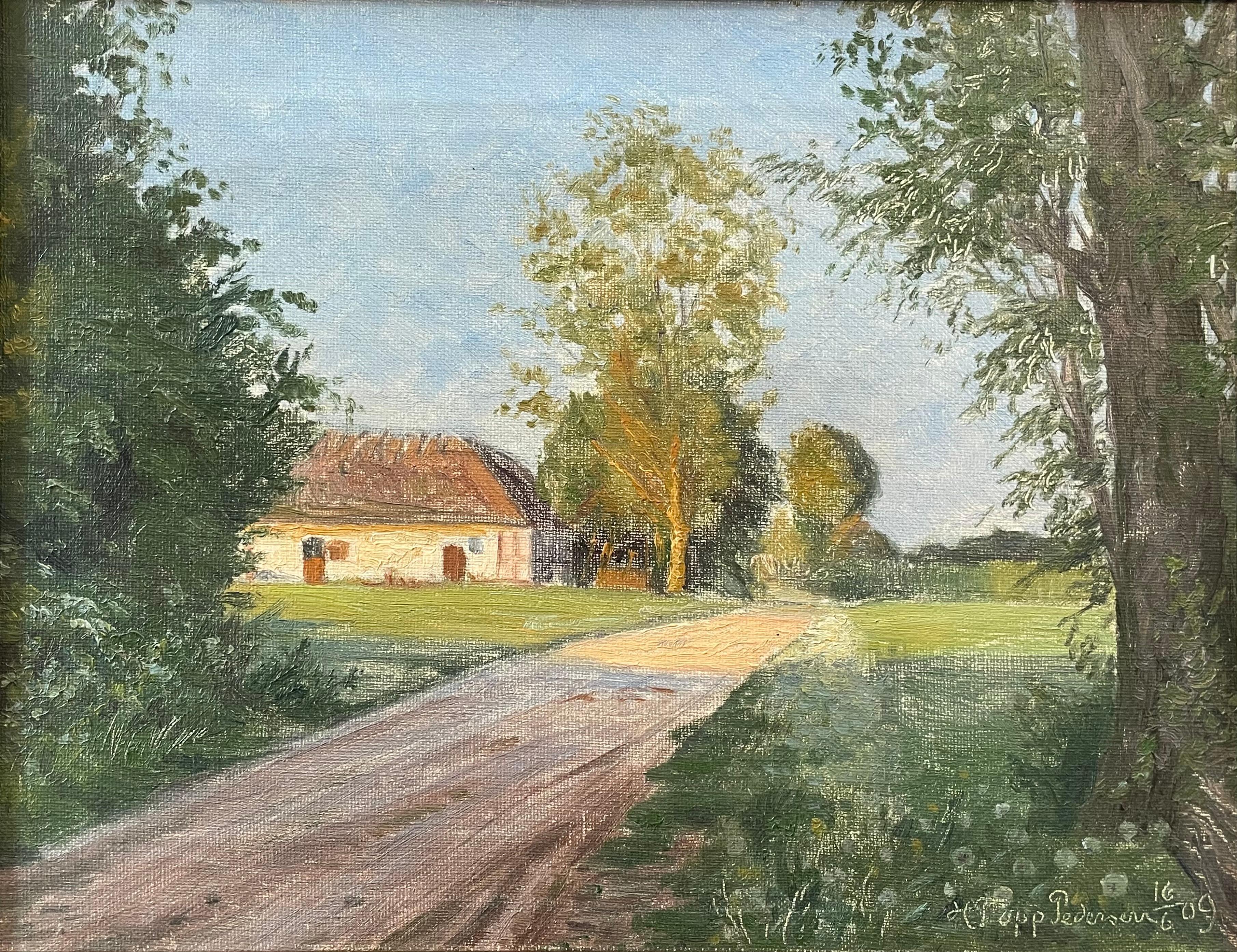 Dies ist ein stimmungsvolles dänisches, antikes Landschaftsgemälde in Öl auf Leinwand. Das Motiv ist ein traditionelles Landhaus an einem kleinen Feldweg in einer ruhigen, kultivierten Landschaft. Die Aufteilung zwischen Sonne in der Ferne und