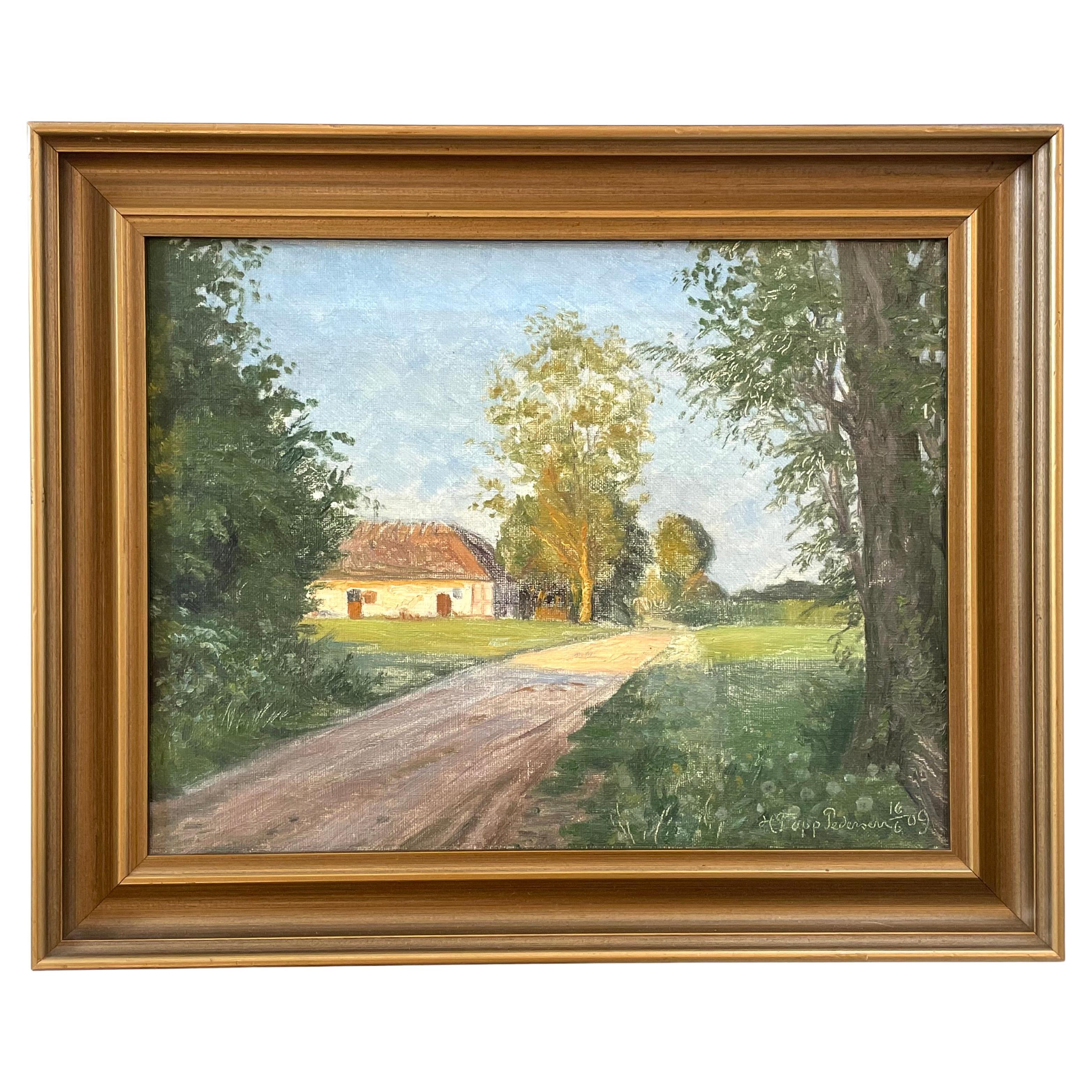 Antikes dänisches Ölgemälde von 1909, das ein Haus an einer unbefestigten Straße in grüner Landschaft zeigt im Angebot