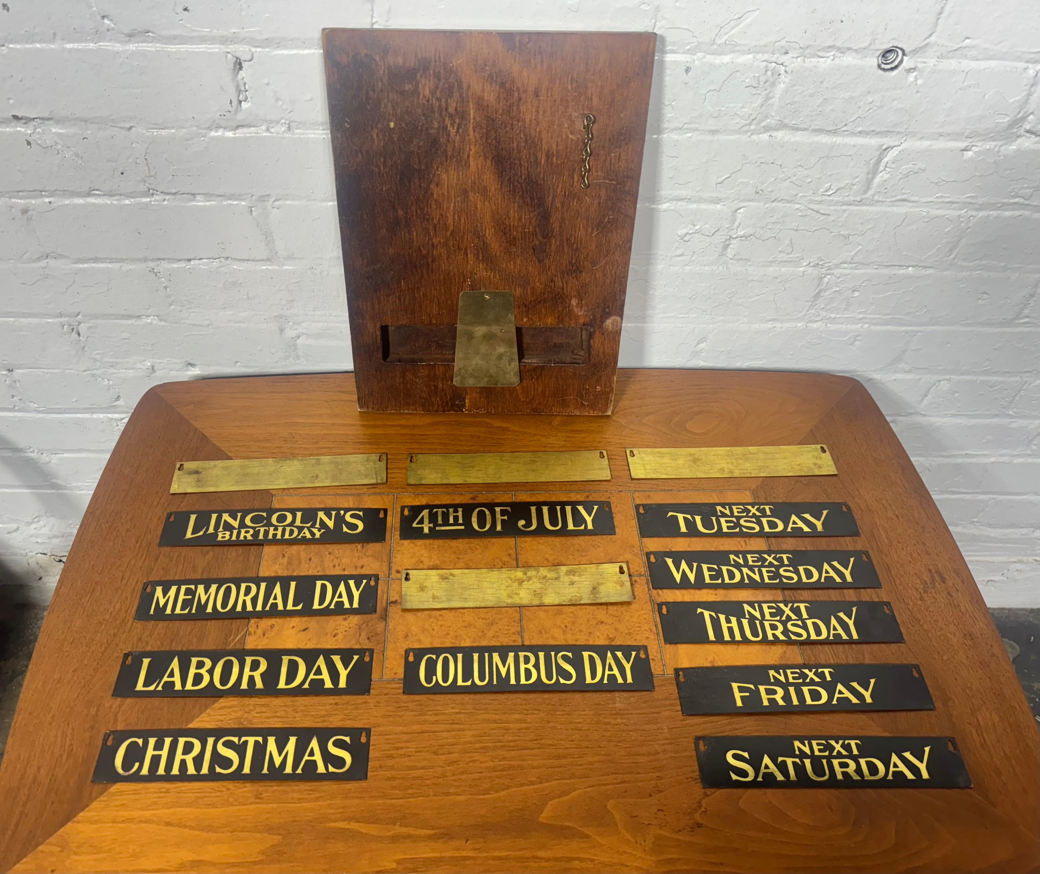 Art déco Ancienne enseigne de banque en laiton des années 1910- 1920 