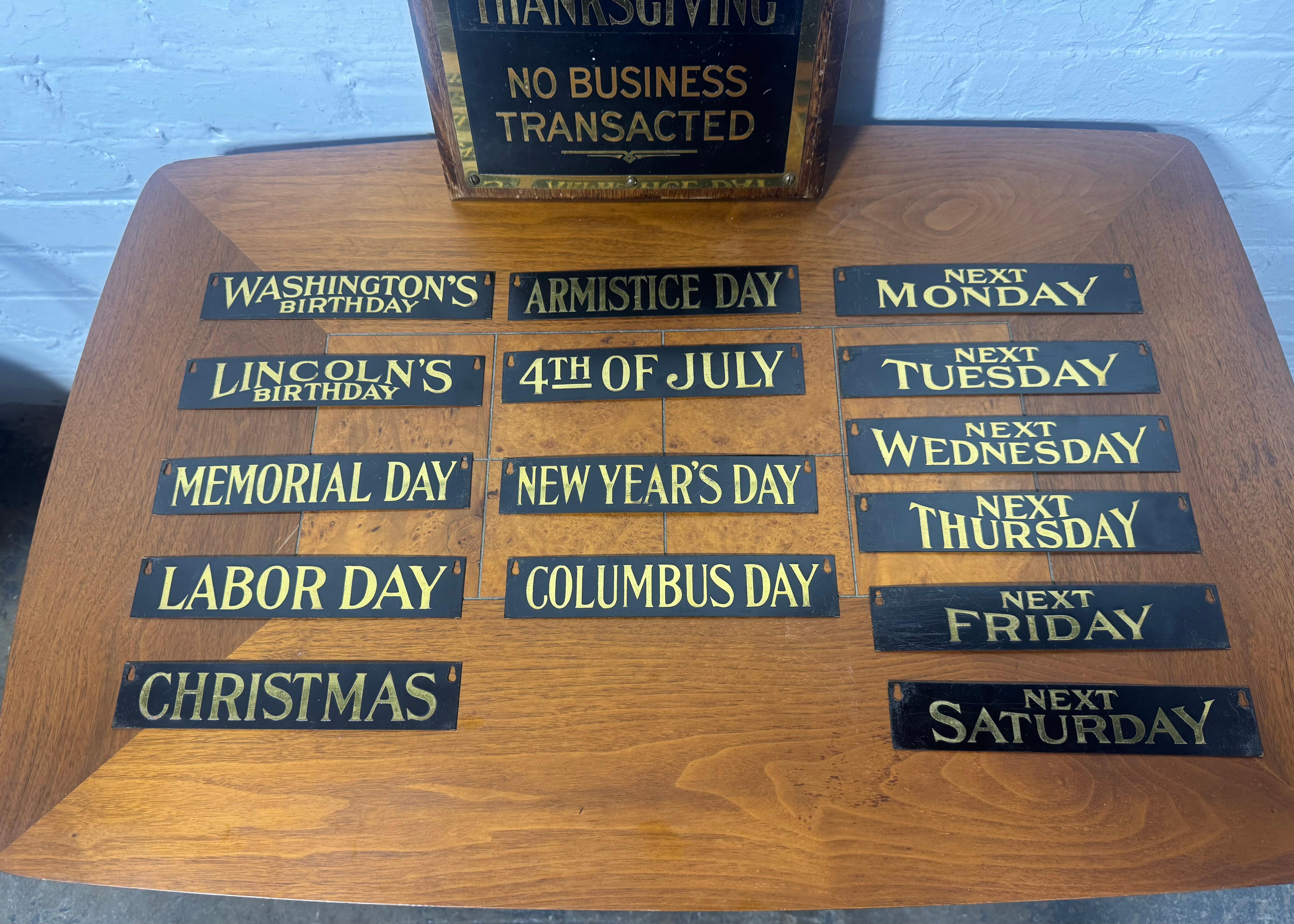 Américain Ancienne enseigne de banque en laiton des années 1910- 1920 