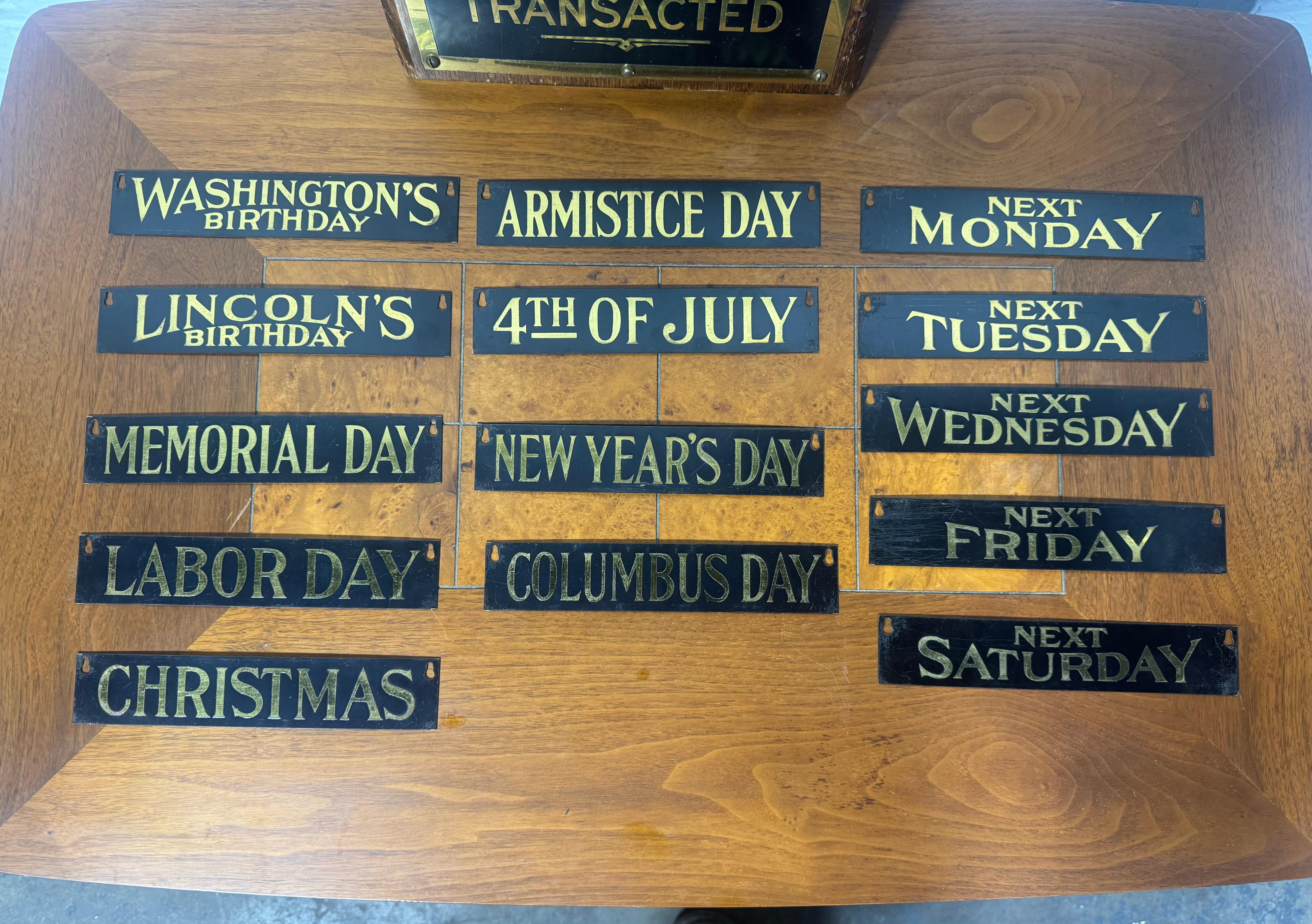 Doré Ancienne enseigne de banque en laiton des années 1910- 1920 