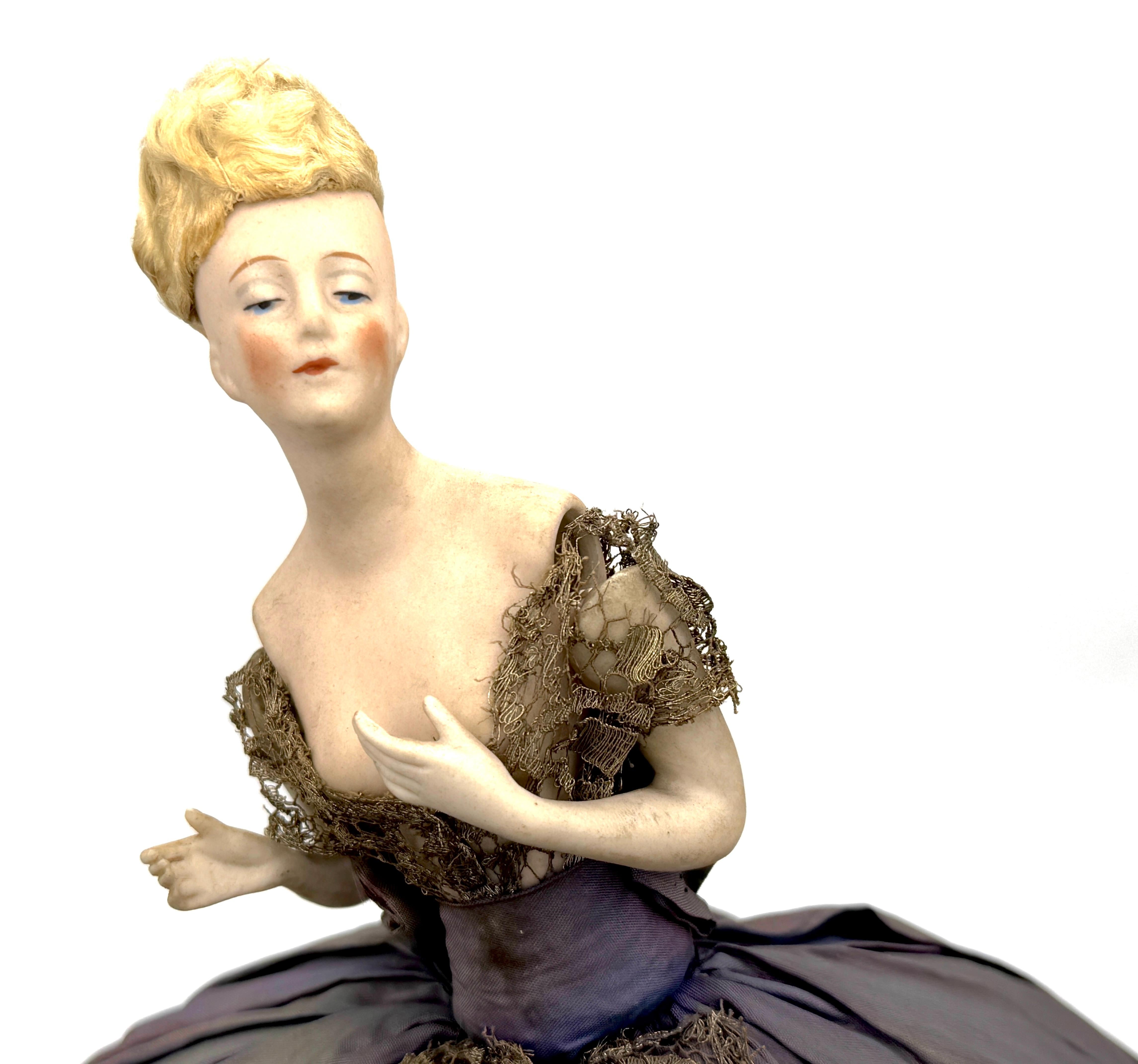 Antiguo 1910 Belle Époque Bisque Porcelana Muñeca Tea Cozy en Estado Original en Bueno estado para la venta en Munich, DE