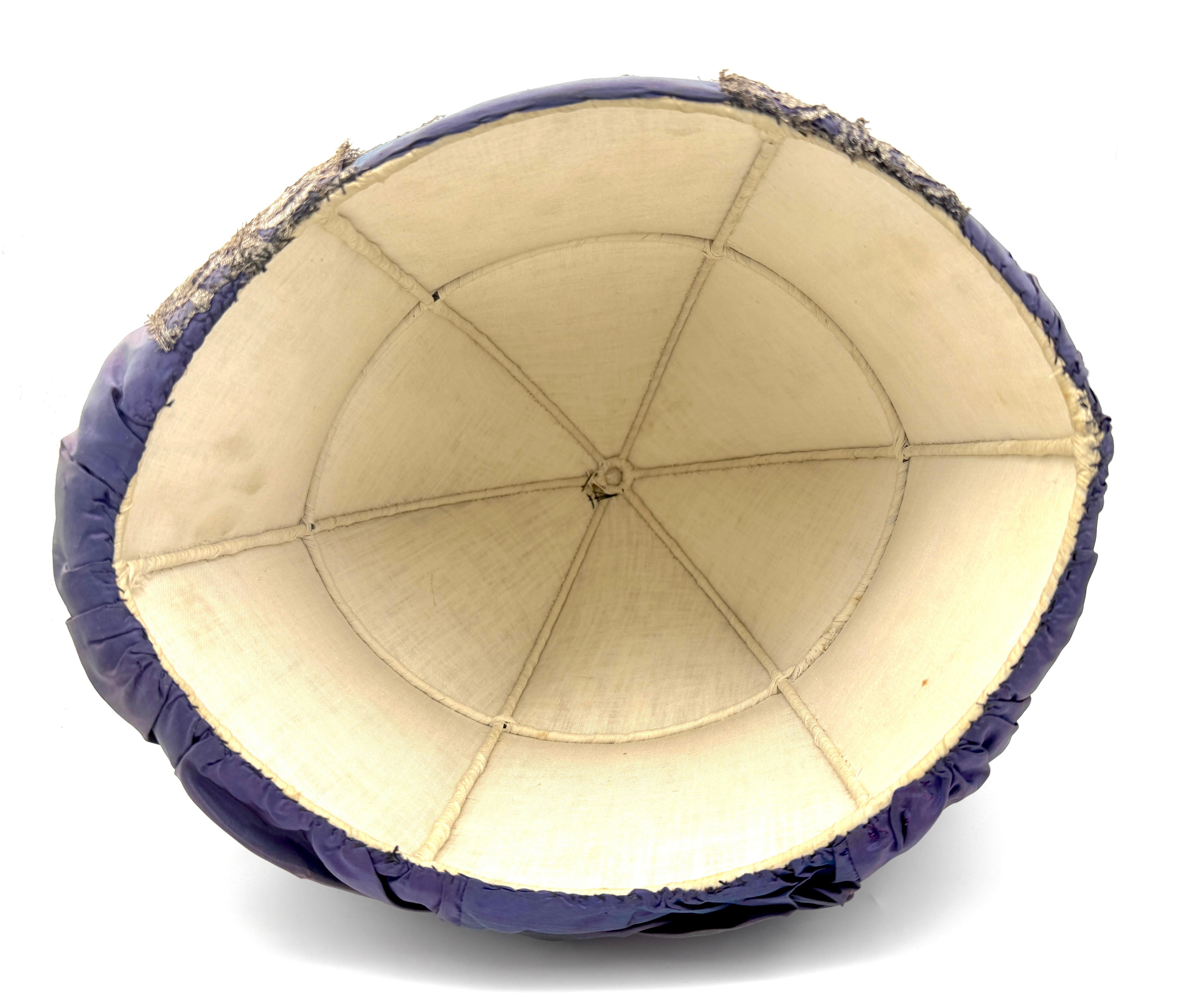 Antiguo 1910 Belle Époque Bisque Porcelana Muñeca Tea Cozy en Estado Original en venta 1