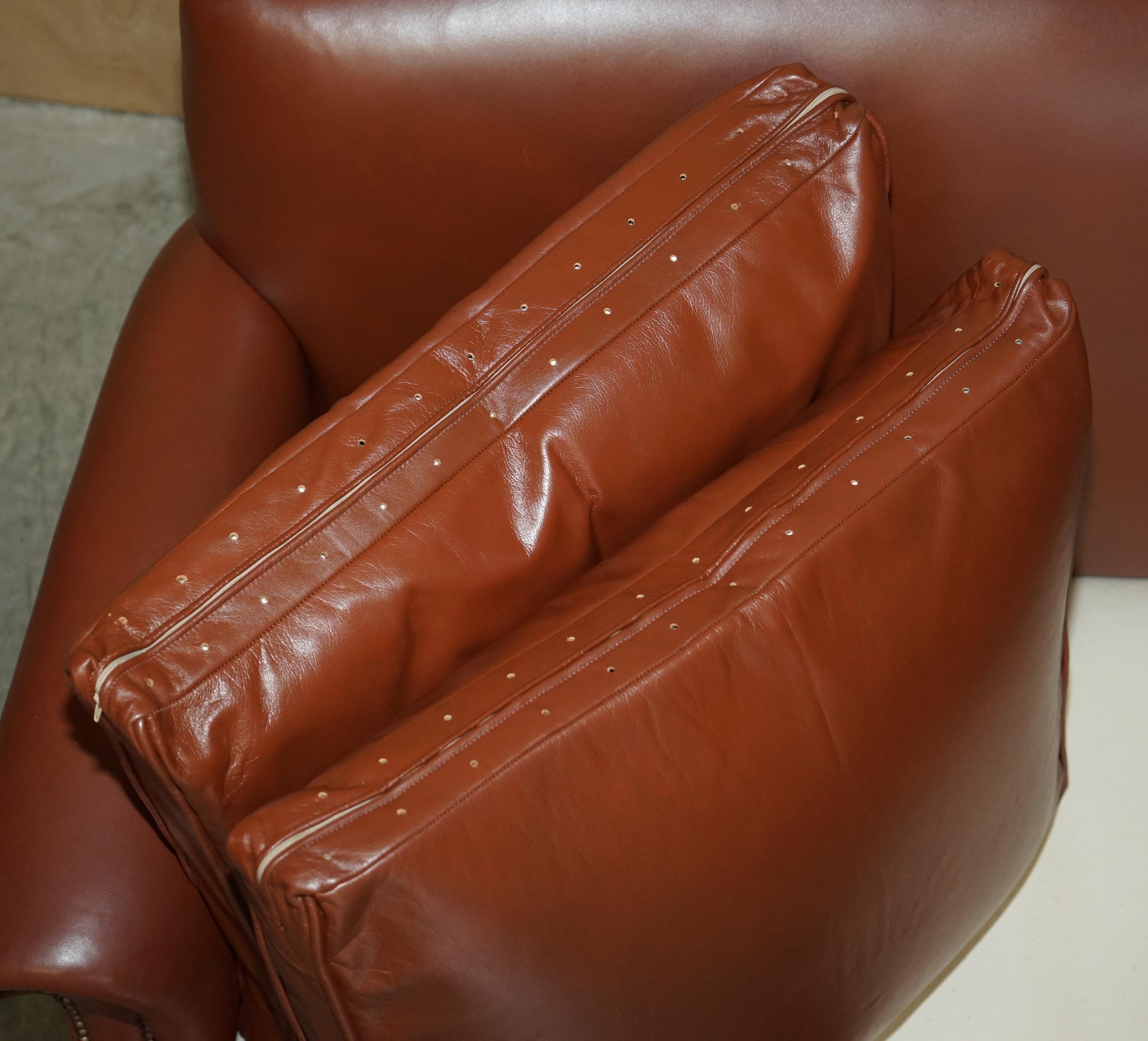 Ancien canapé club édouardien en cuir marron de 1910 avec coussins de siège remplis de plumes en vente 5
