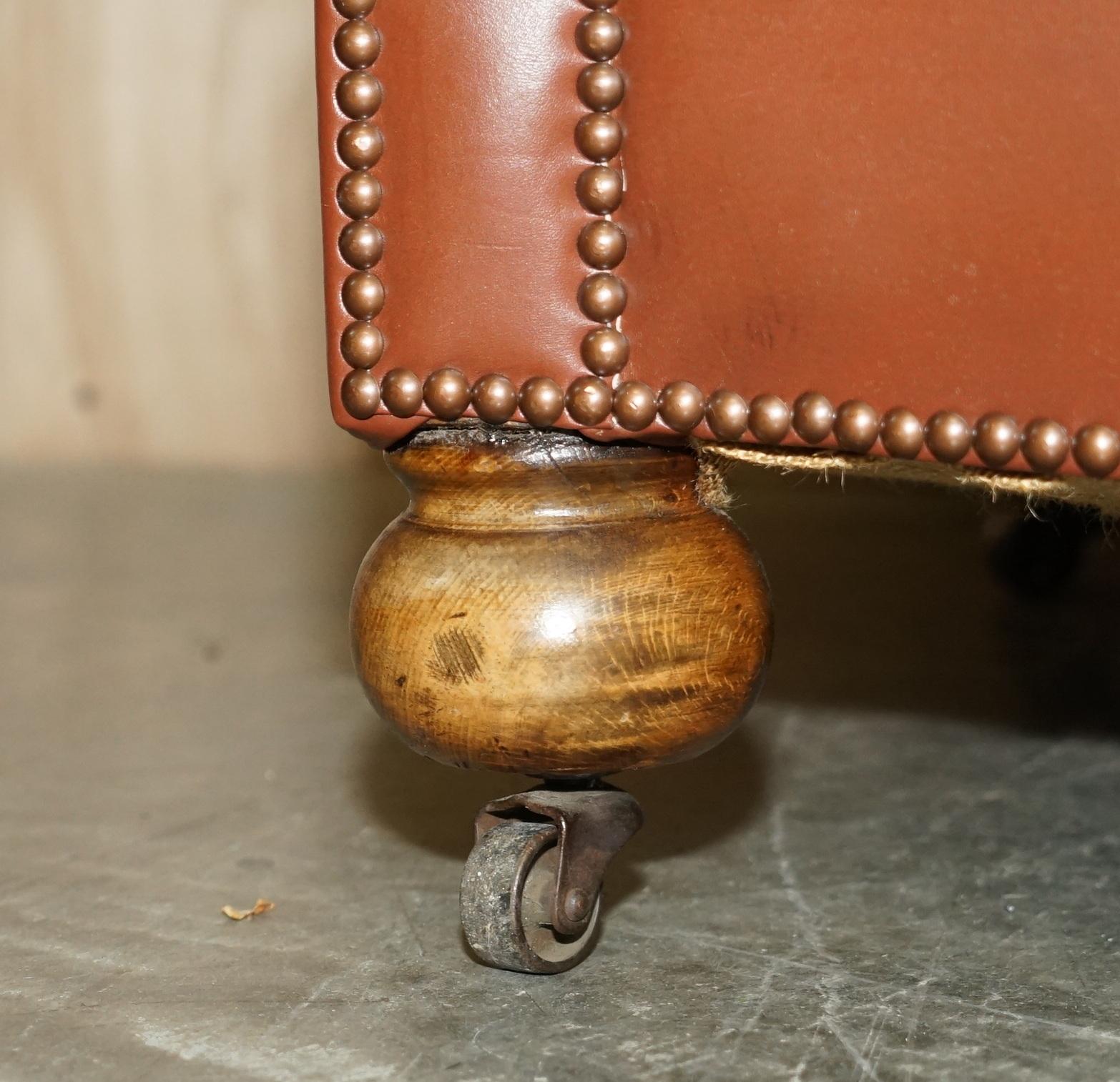 Cuir Ancien canapé club édouardien en cuir marron de 1910 avec coussins de siège remplis de plumes en vente